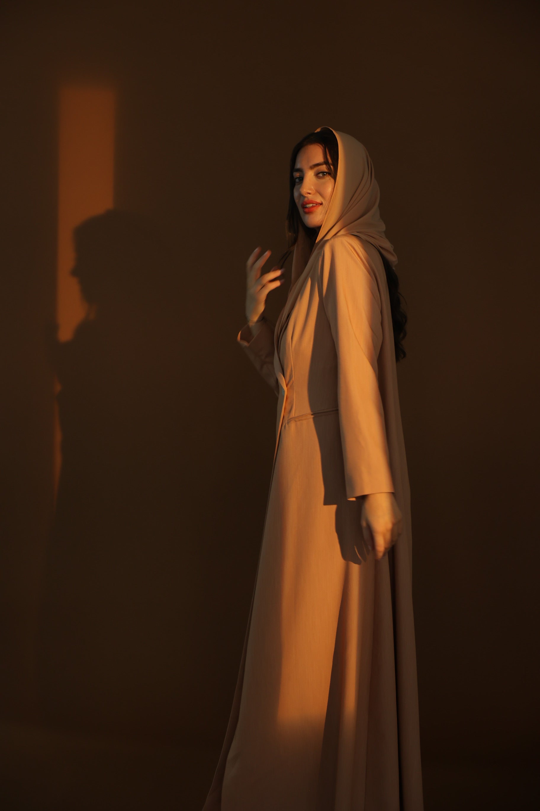 عباية بدلة باللون البني