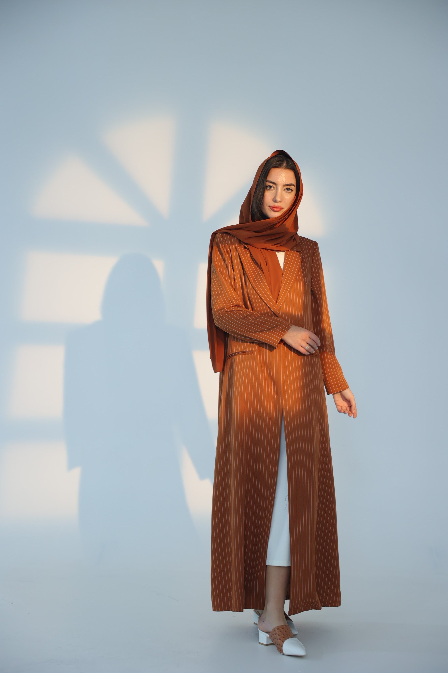 عباية بدلة مخططة باللون البني الفاتح