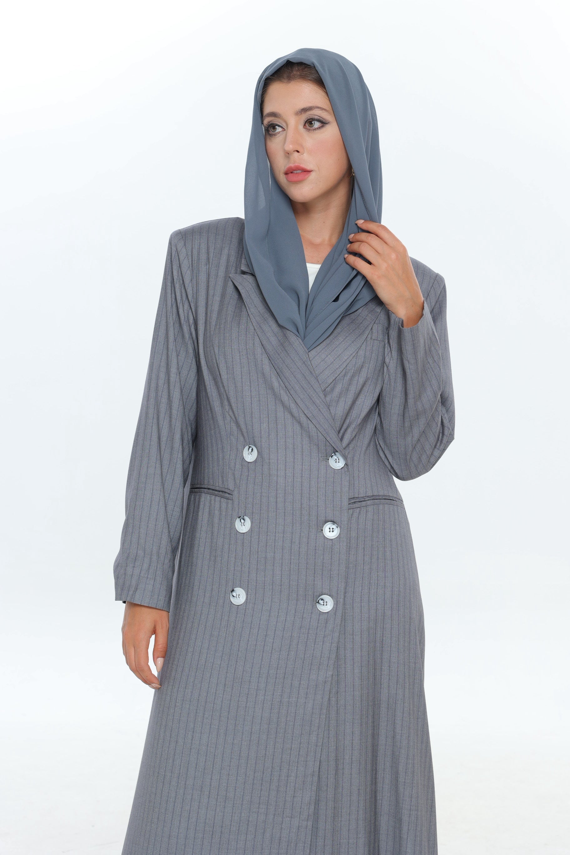 عباية بدلة رمادية ثلاثية الأزرار