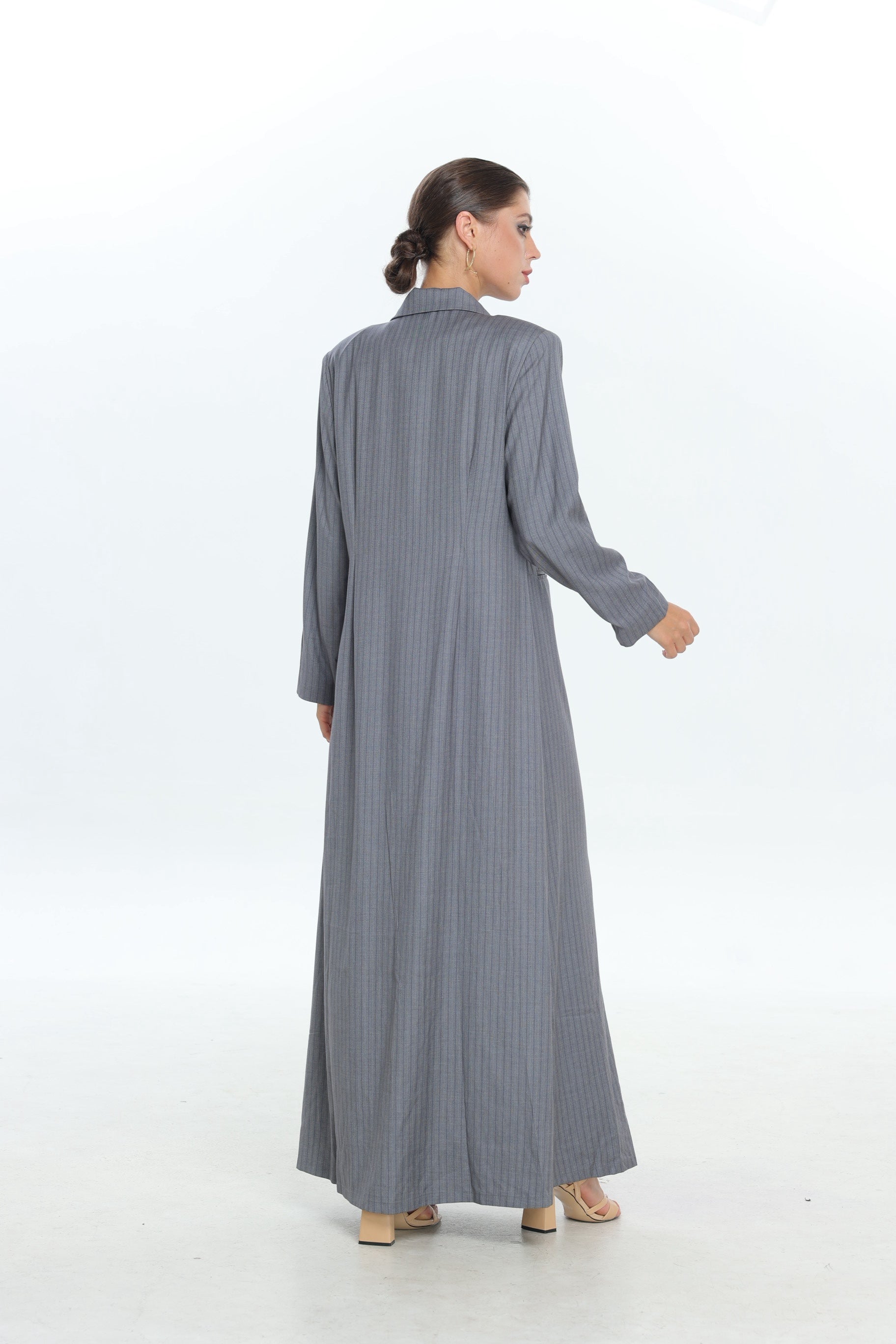 عباية بدلة رمادية ثلاثية الأزرار