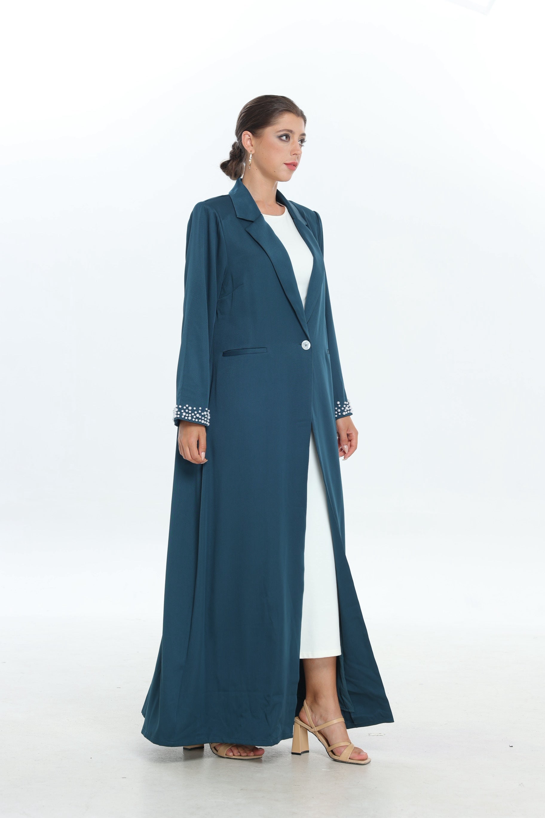 عباية خضراء بزر واحد مع تفاصيل لؤلؤية