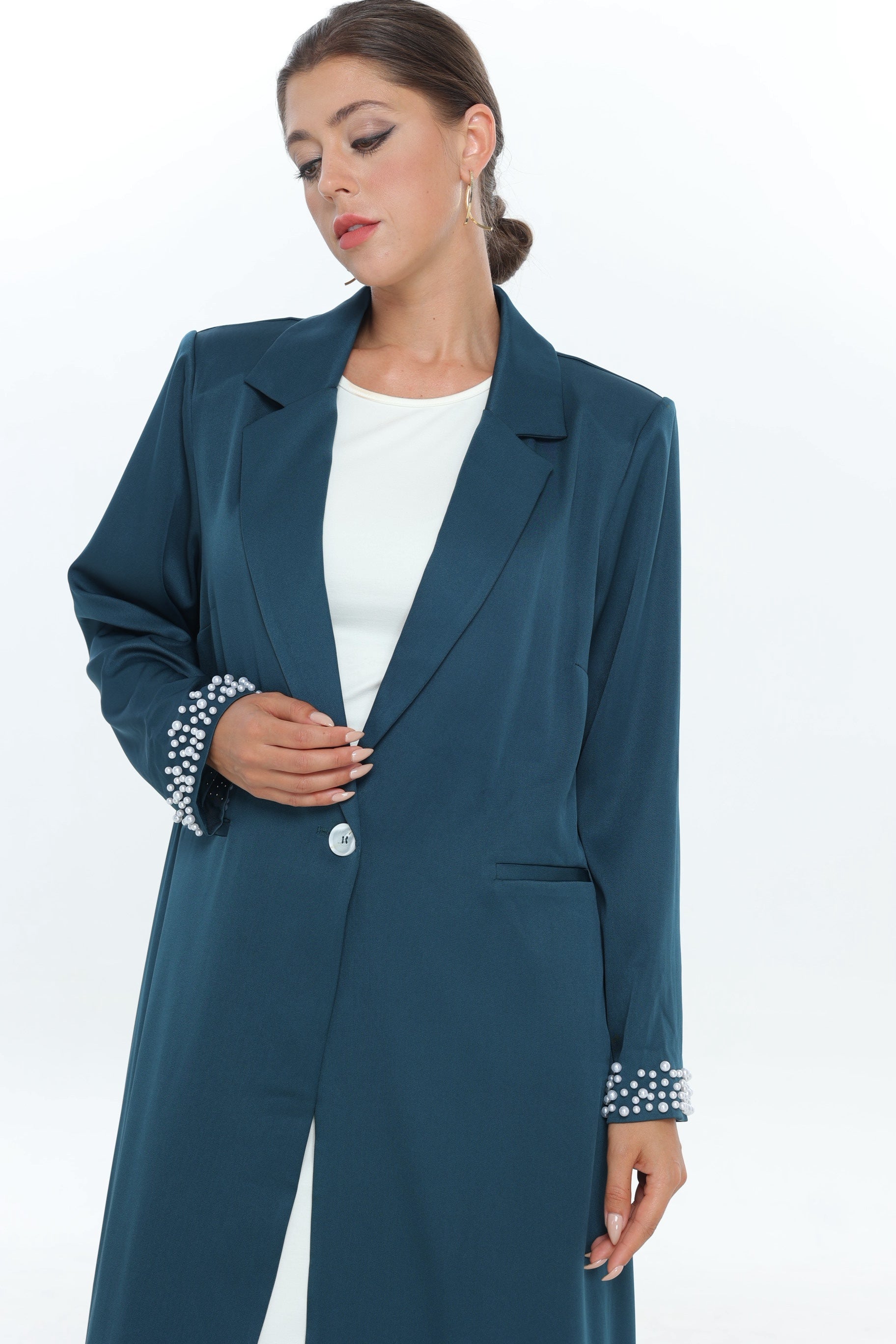 عباية خضراء بزر واحد مع تفاصيل لؤلؤية