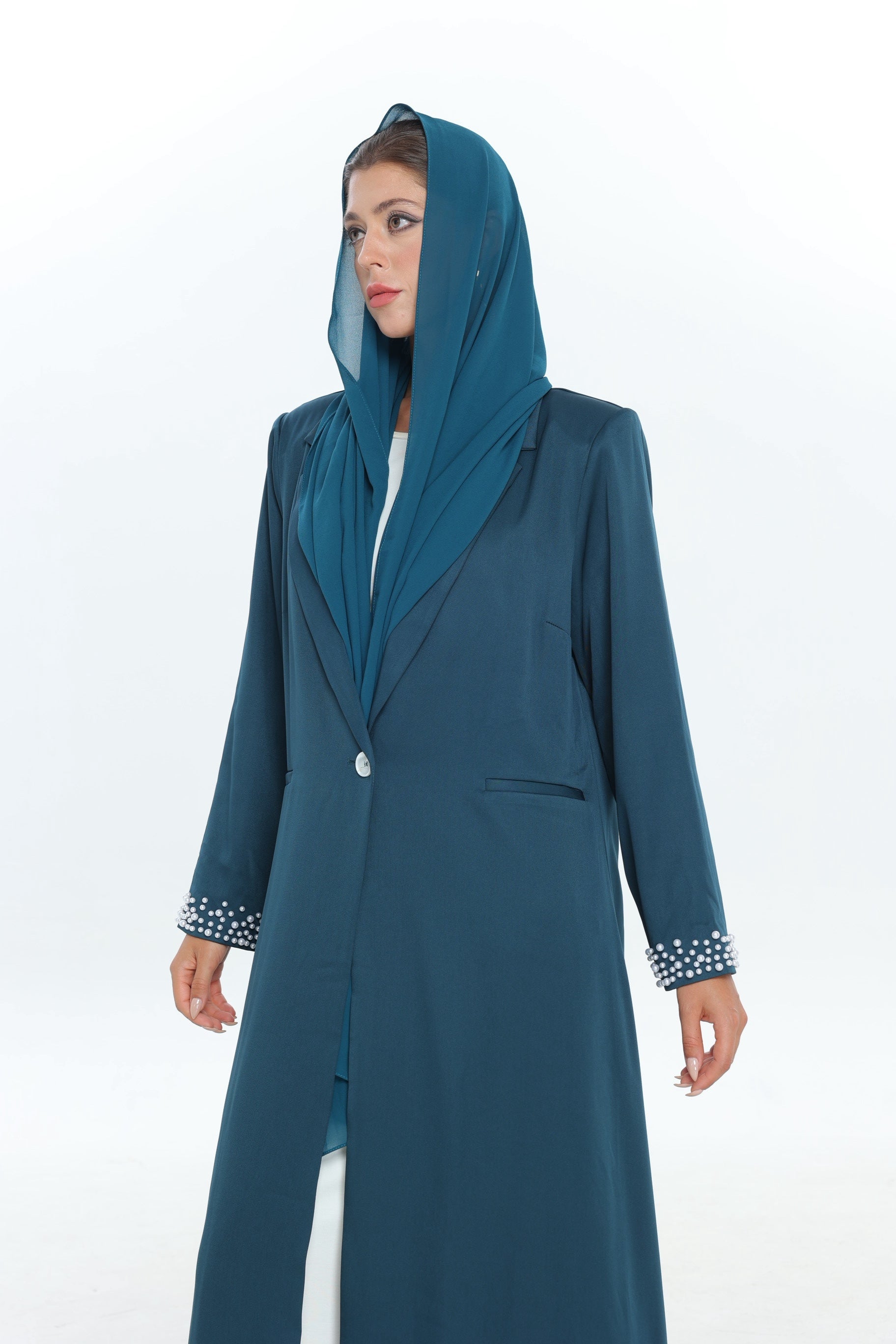 عباية خضراء بزر واحد مع تفاصيل لؤلؤية