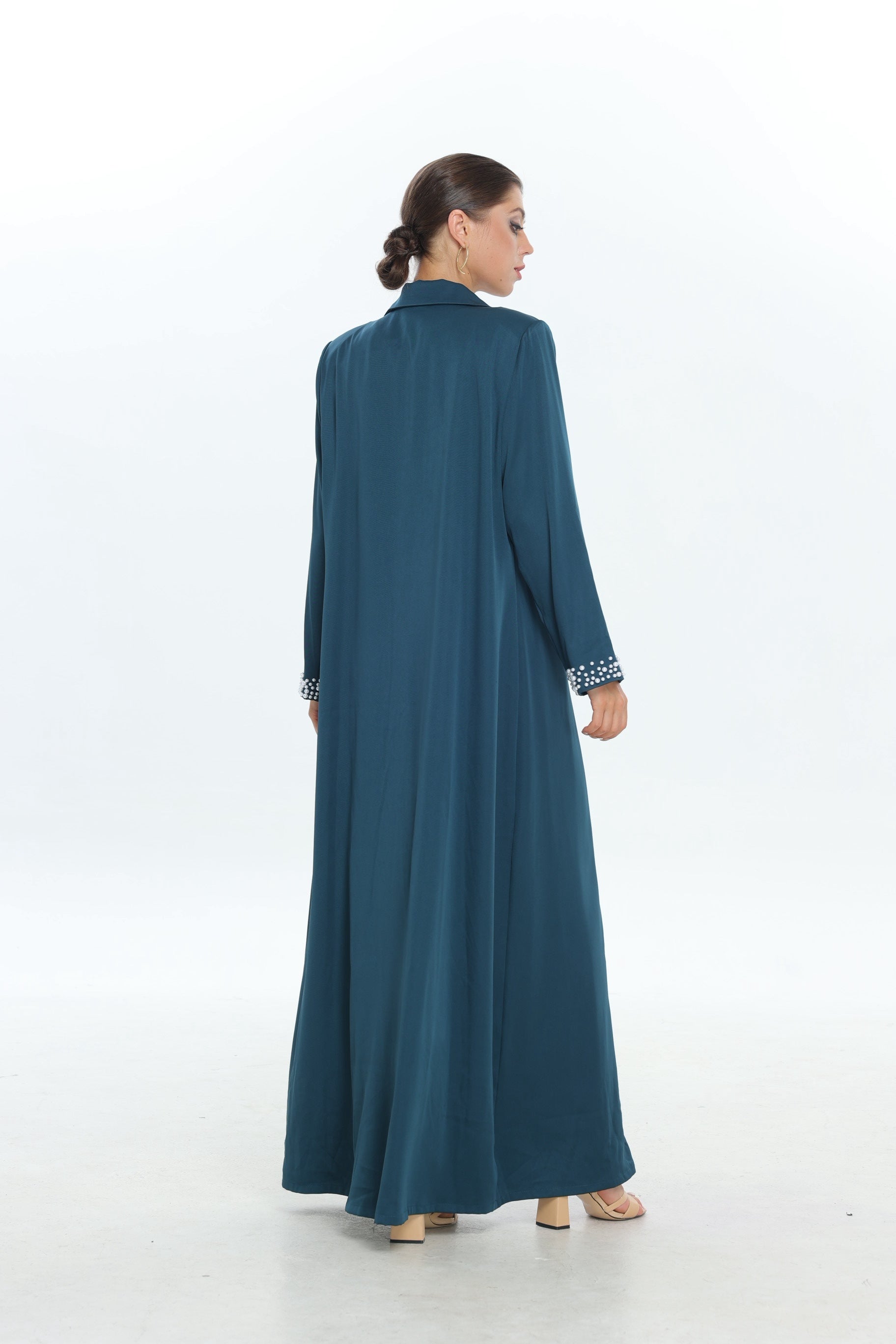 عباية خضراء بزر واحد مع تفاصيل لؤلؤية