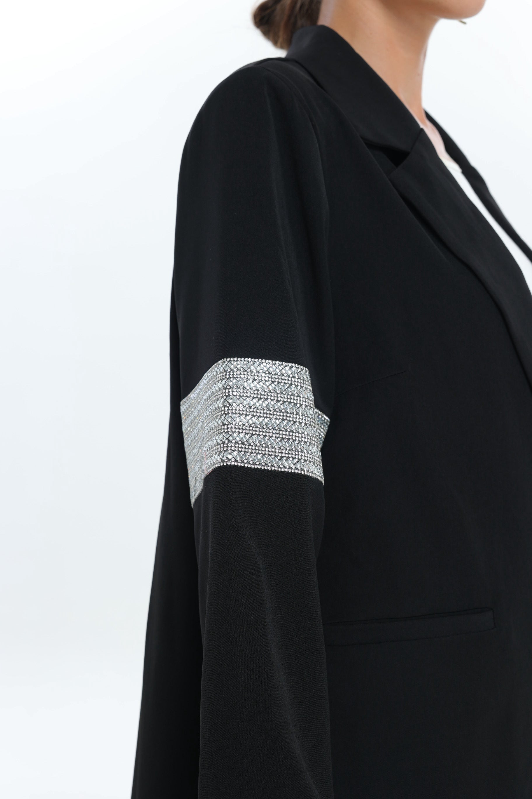 عباية سوداء مع تفاصيل ذراع الماس