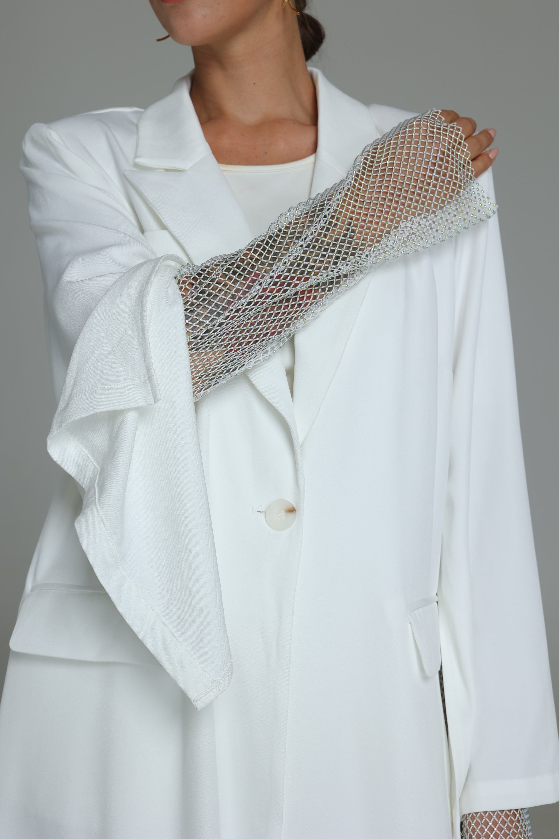 عباية بيضاء مع تفاصيل الأكمام الماسية