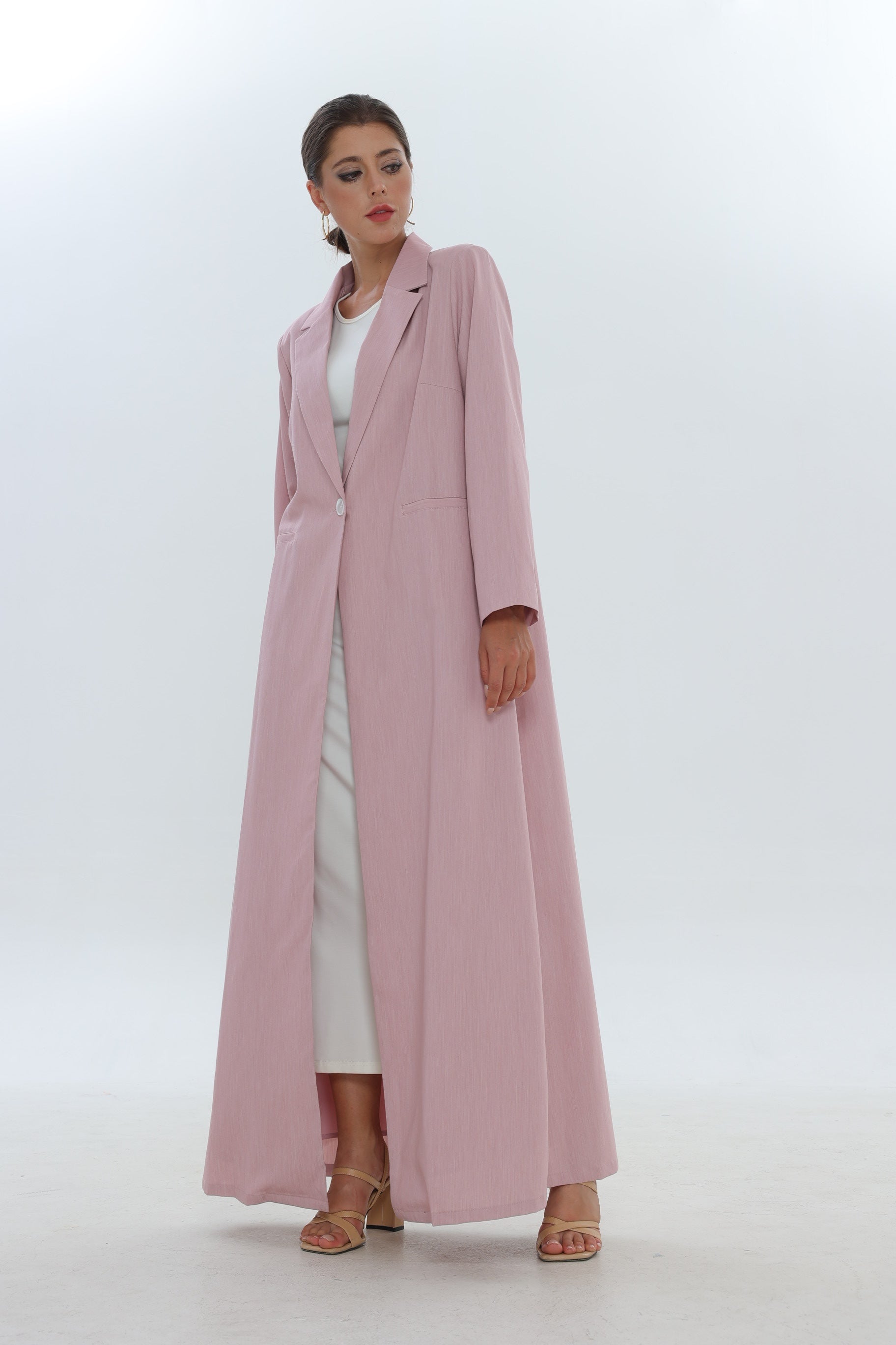 عباية بدلة بزر واحد باللون الوردي الفاتح