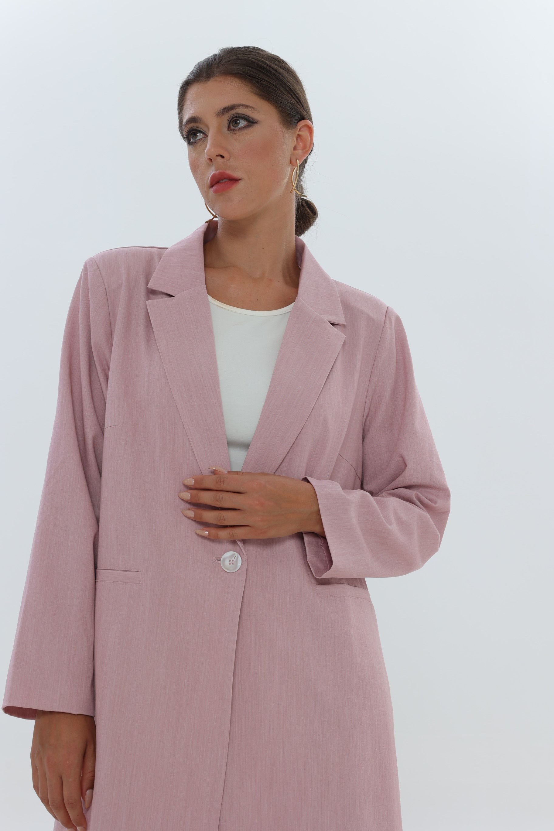 عباية بدلة بزر واحد باللون الوردي الفاتح