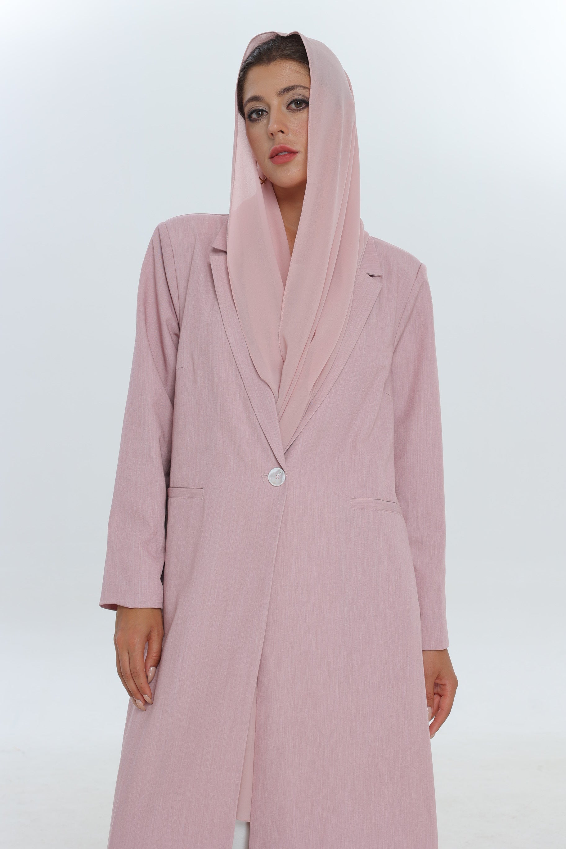 عباية بدلة بزر واحد باللون الوردي الفاتح