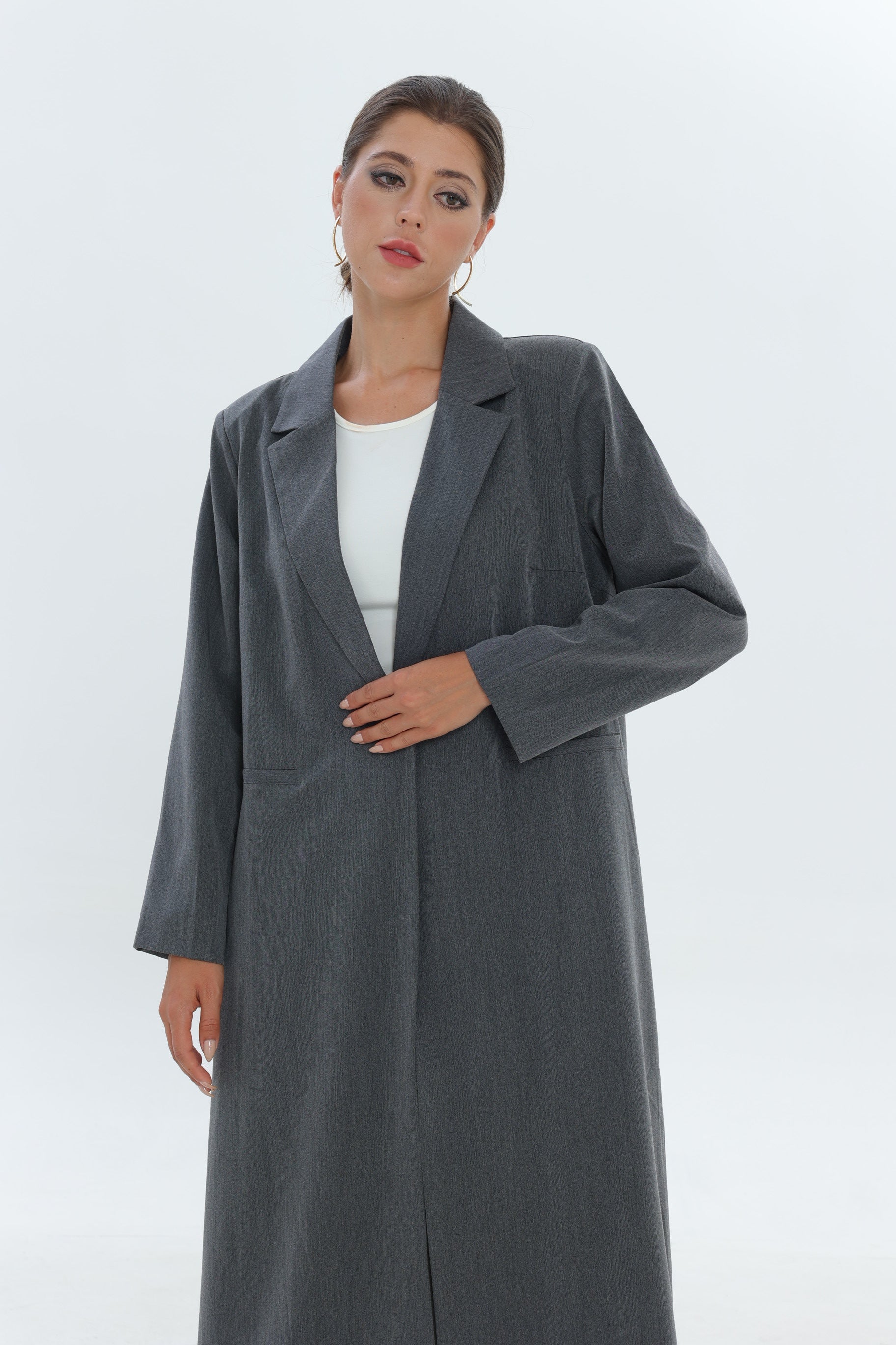 عباية بدلة بزر واحد باللون الرمادي الداكن