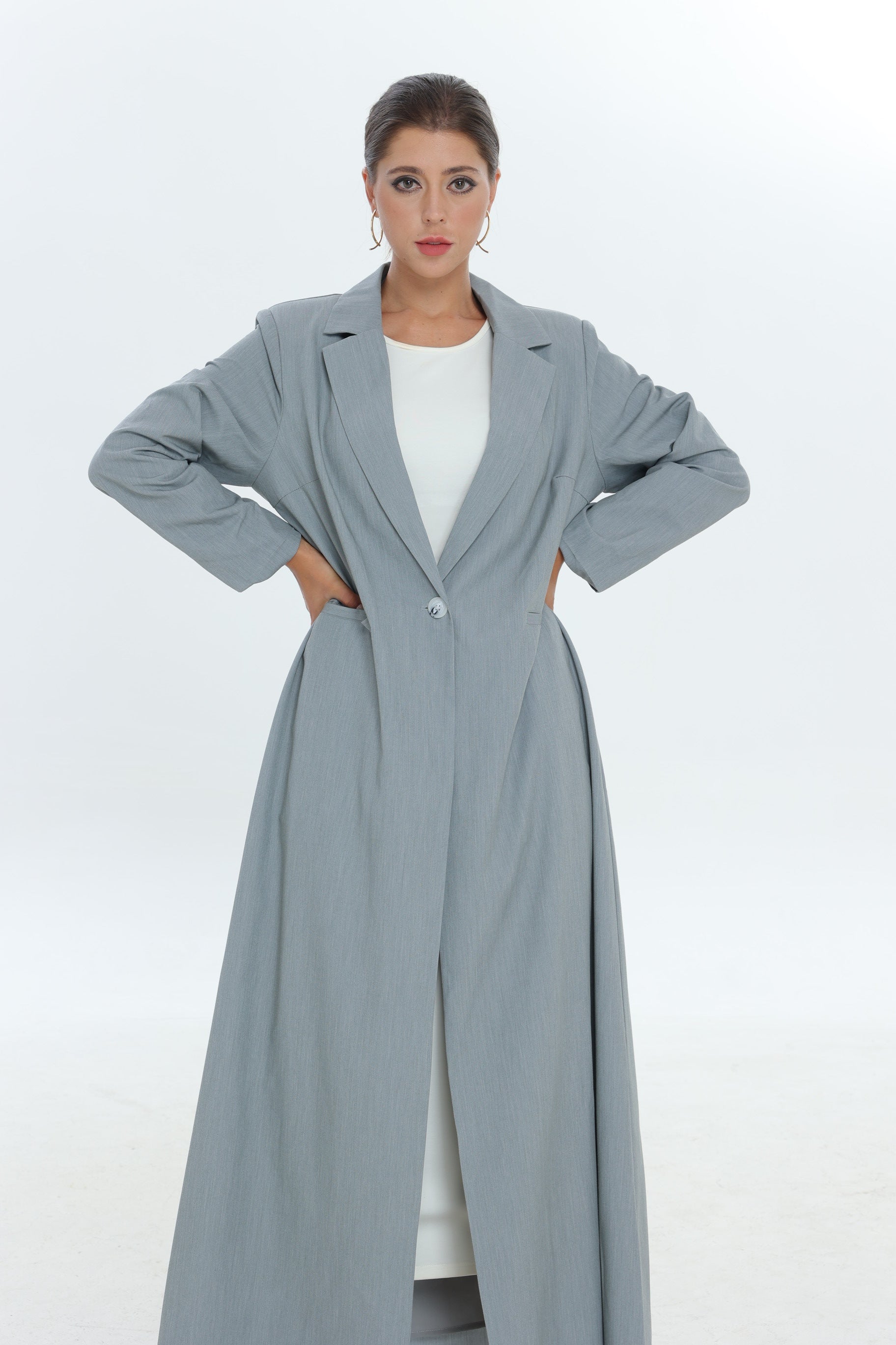 عباية بدلة بزر واحد باللون الرمادي الفاتح