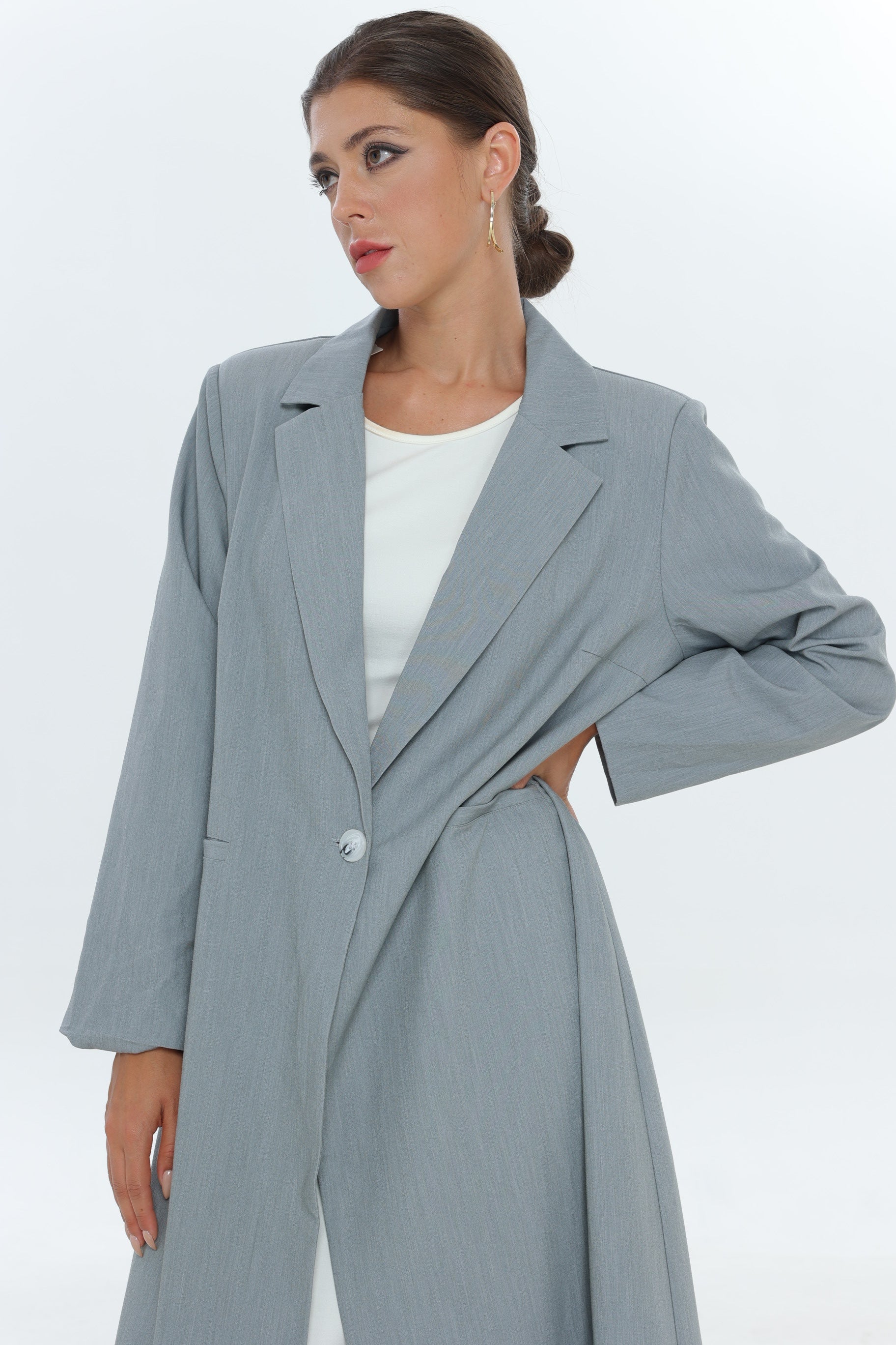 عباية بدلة بزر واحد باللون الرمادي الفاتح