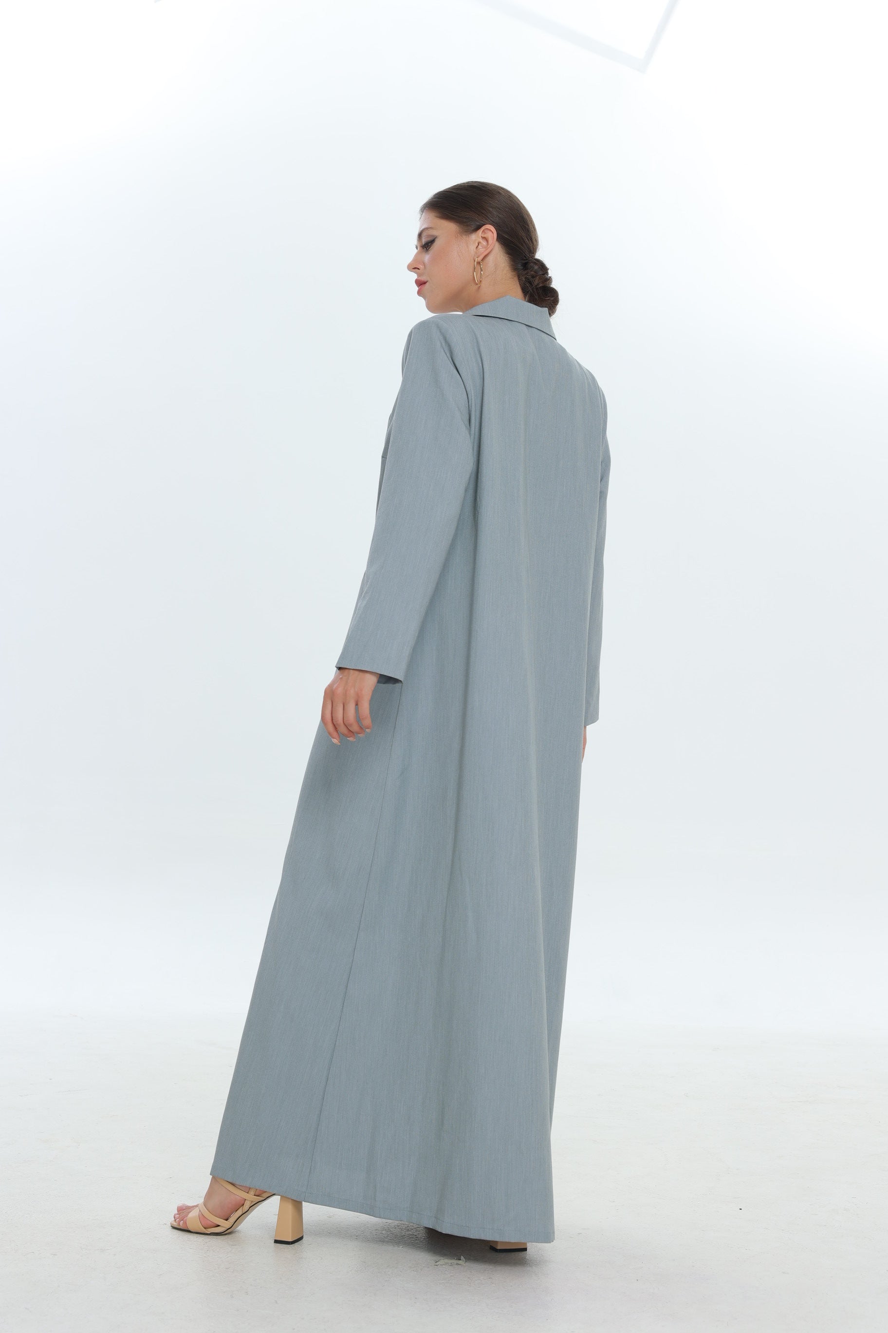 عباية بدلة بزر واحد باللون الرمادي الفاتح