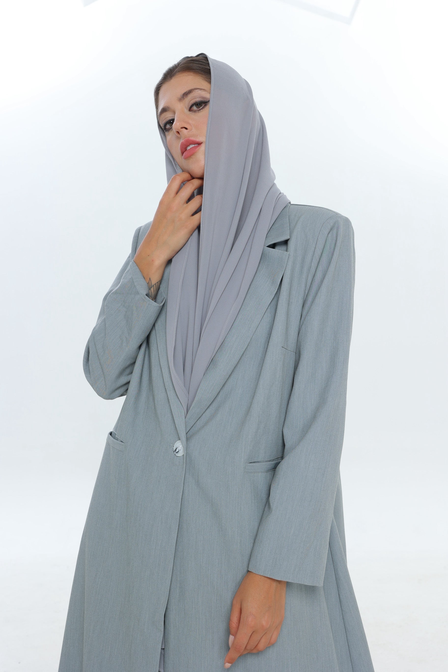 عباية بدلة بزر واحد باللون الرمادي الفاتح