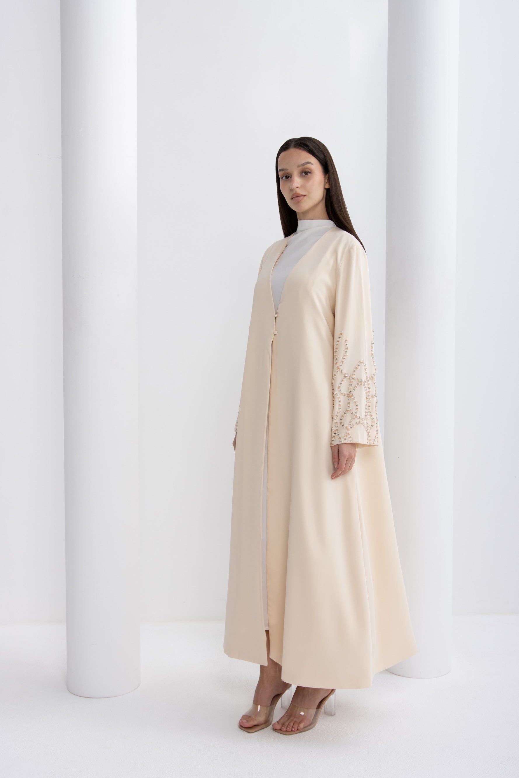 عباية سهرة بالكريستال الطرز علي الكم باللون البيج
