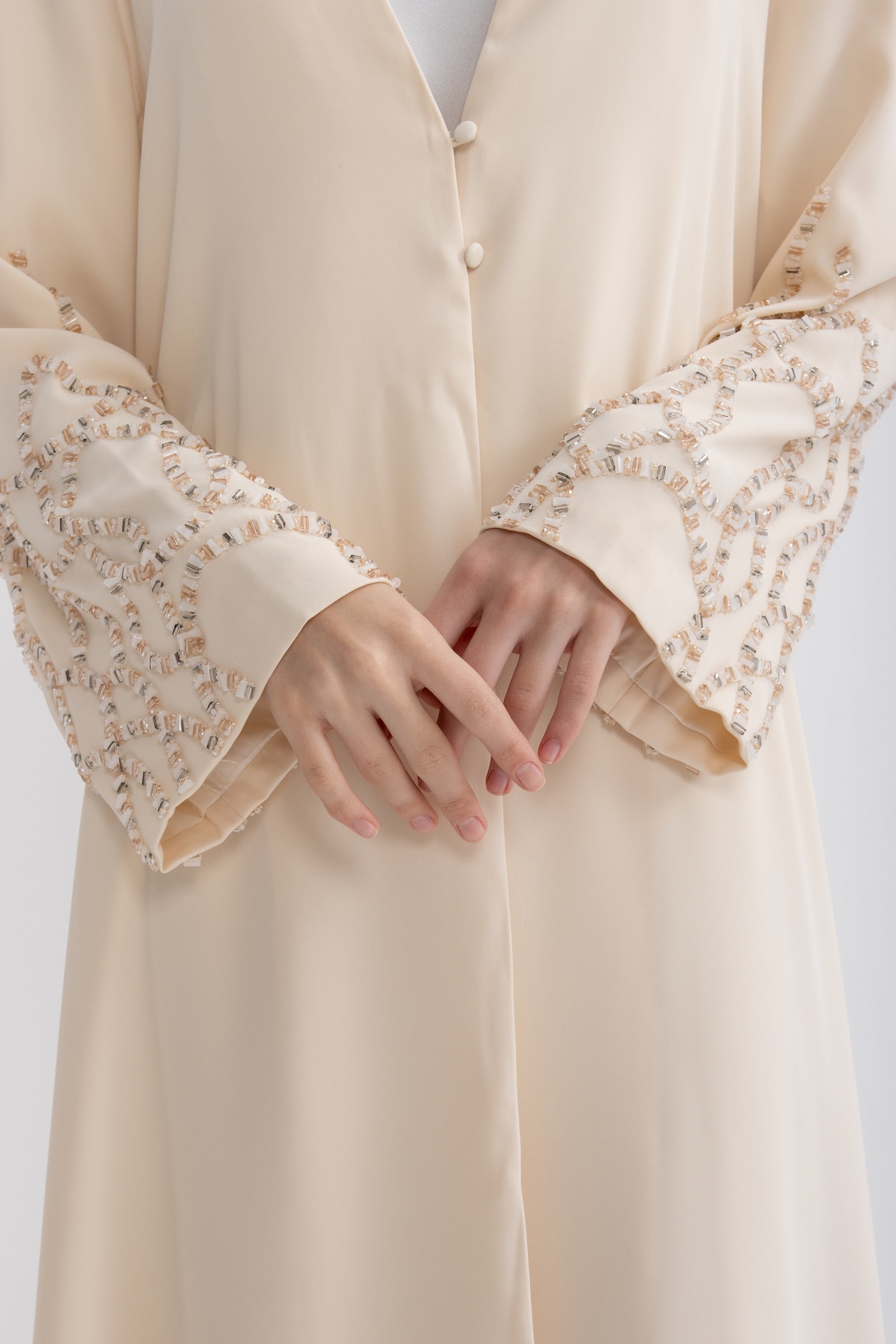 عباية سهرة بالكريستال الطرز علي الكم باللون البيج