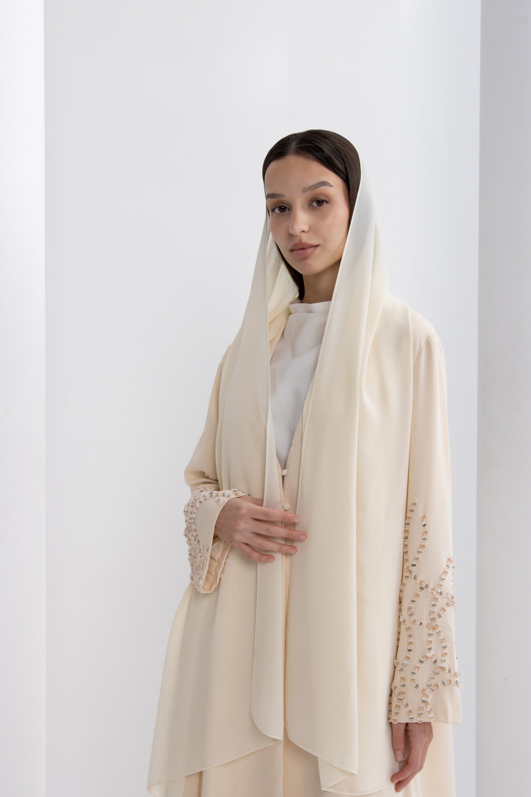 عباية سهرة بالكريستال الطرز علي الكم باللون البيج