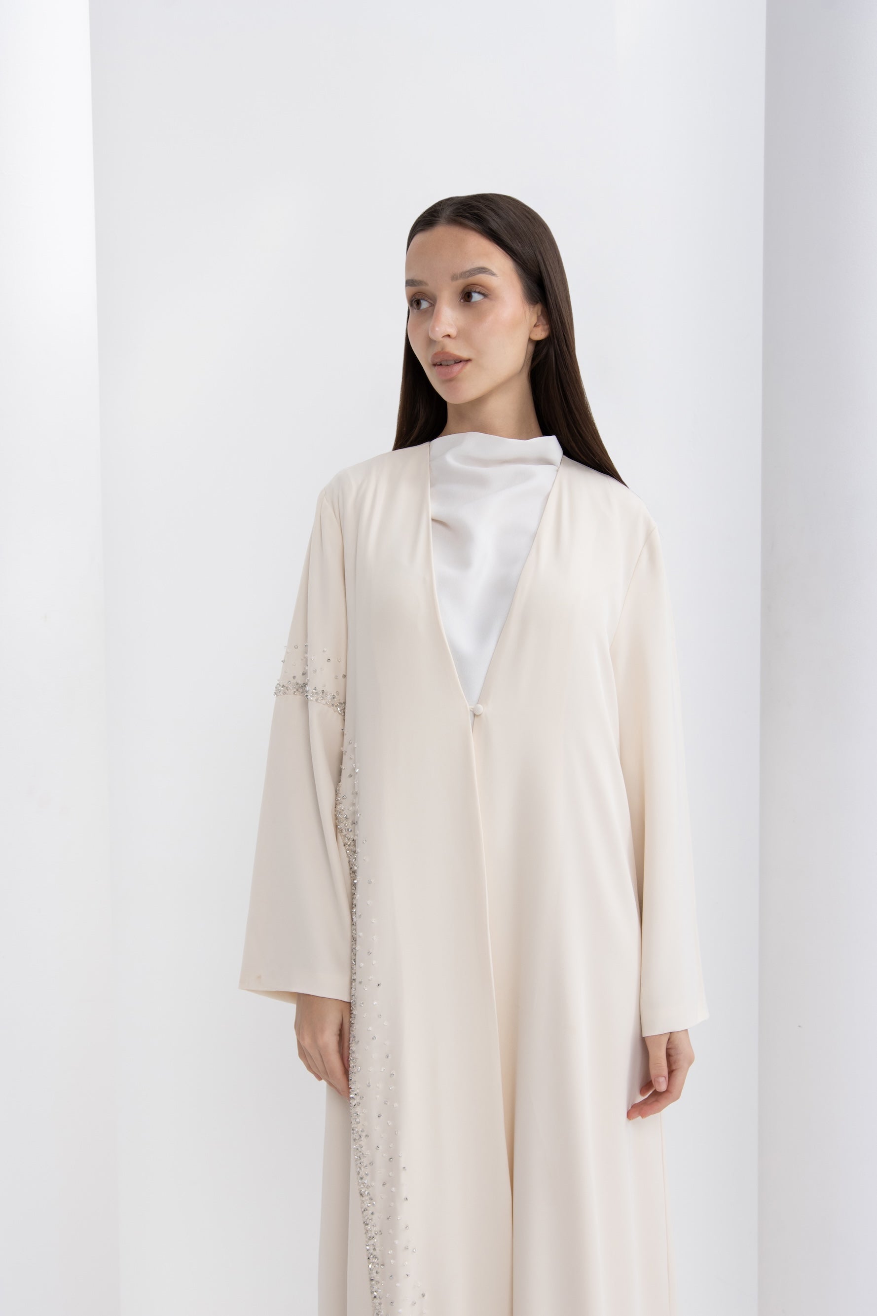 عباية سهرة بالكريستال باللون البيج