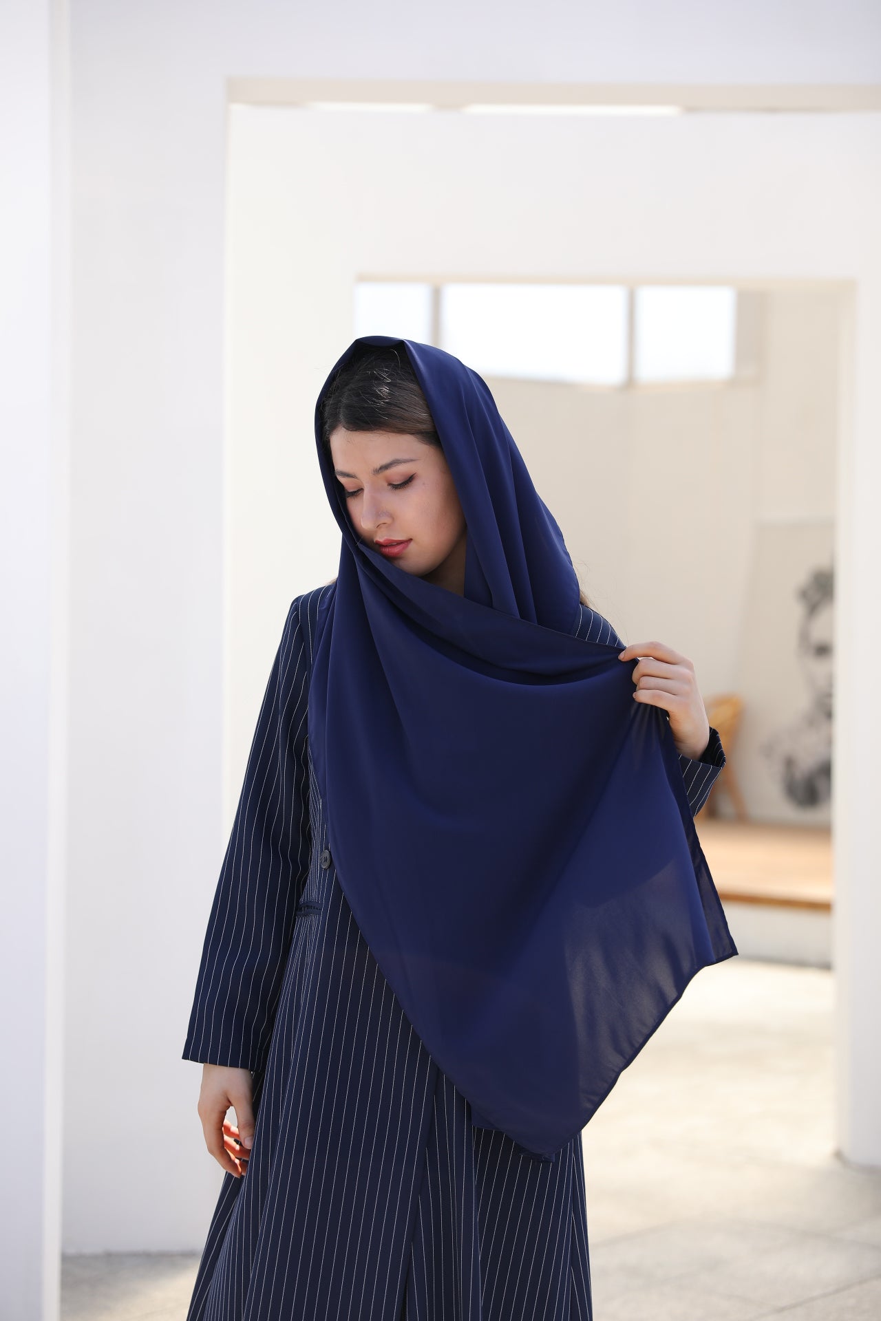 عباية كلاسيكية مخططة باللون الكحلي