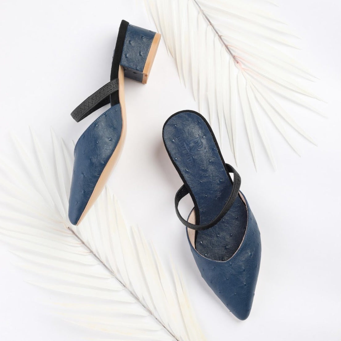 حذاء كلاسيكي من جلد النعام - أزرق