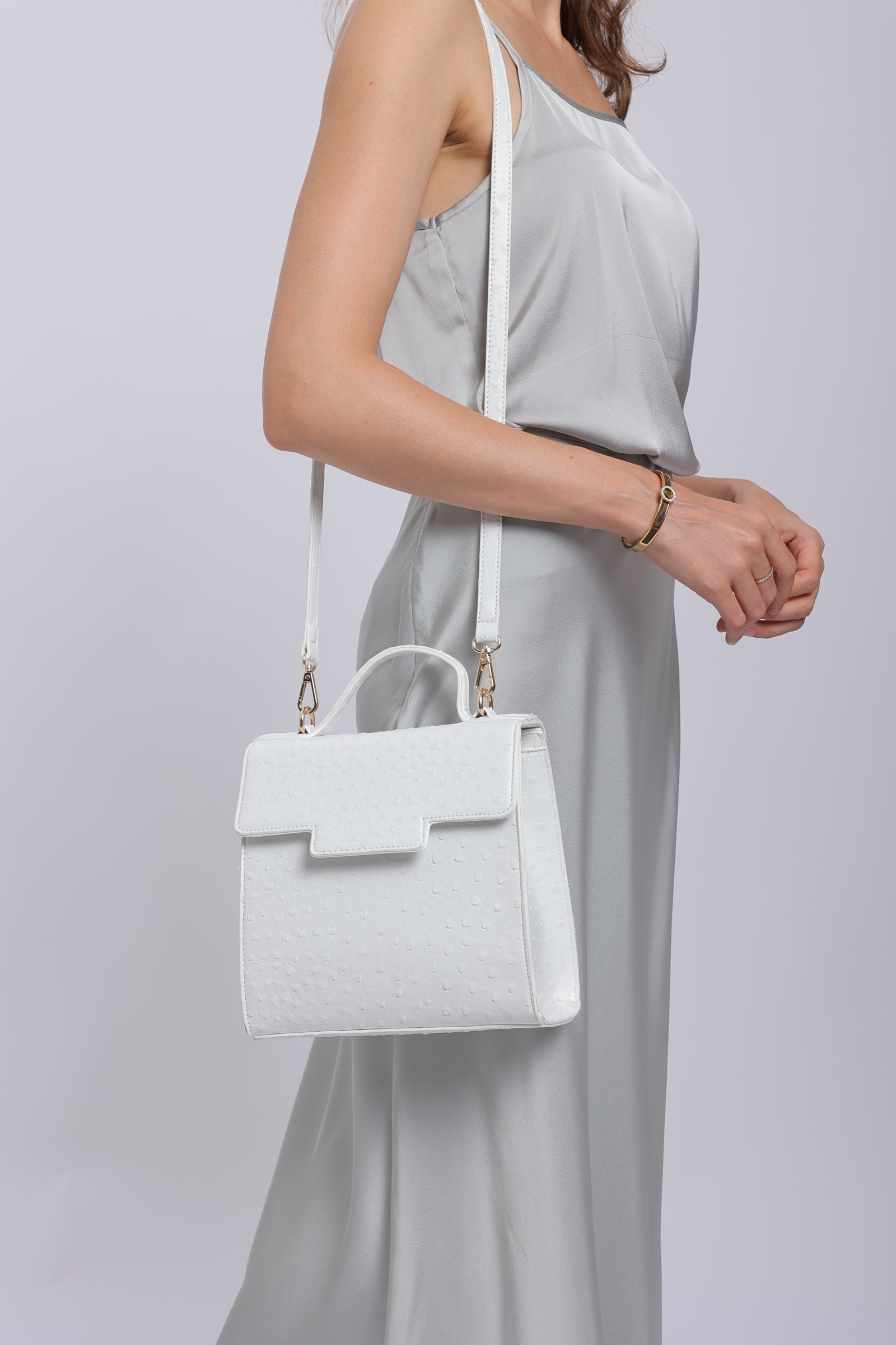 حقيبة كروسبودي مربعة الشكل - باللون الأبيض الفاتح