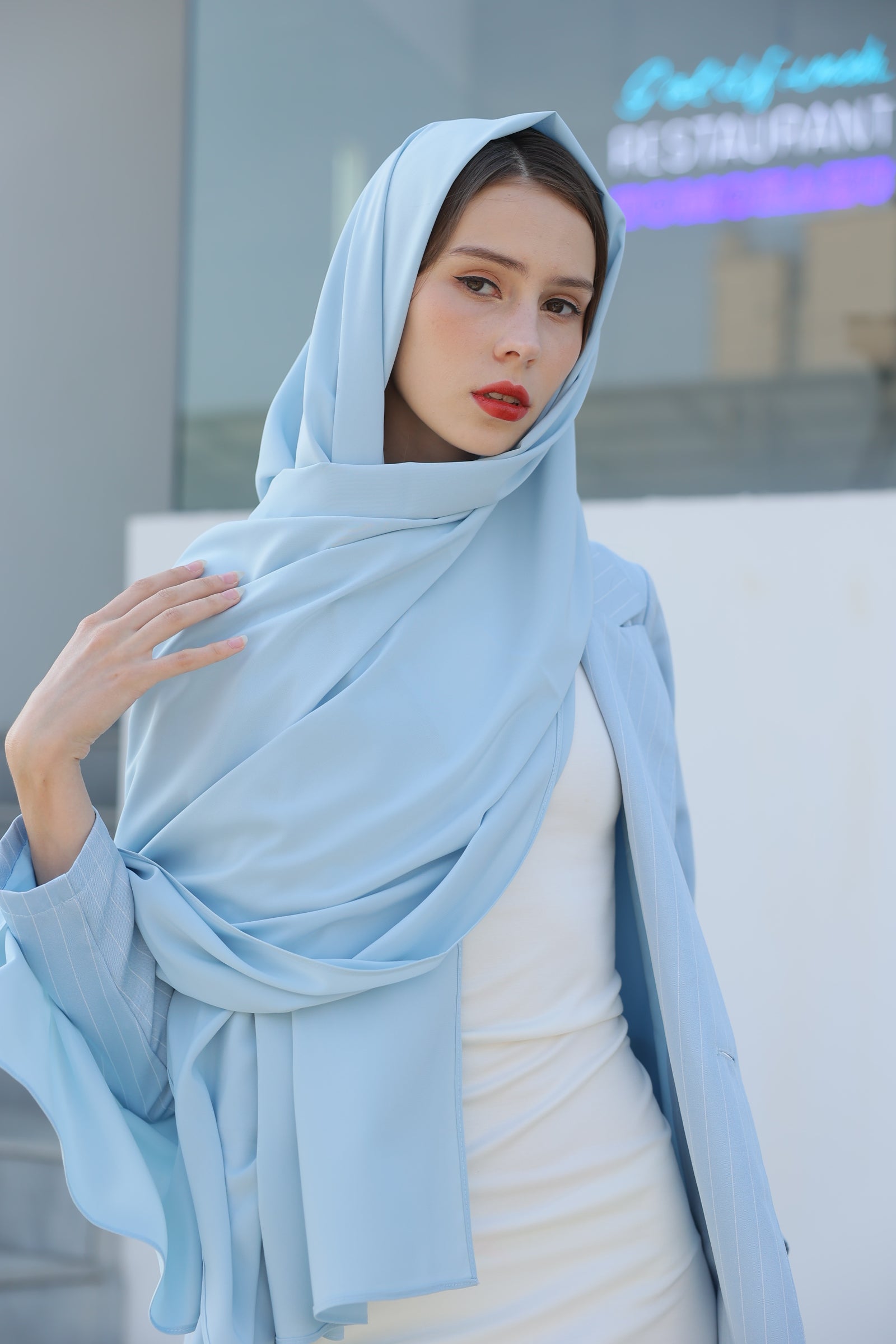 عباية كلاسيكية بدلة مخططة باللون الازرق الفاتح