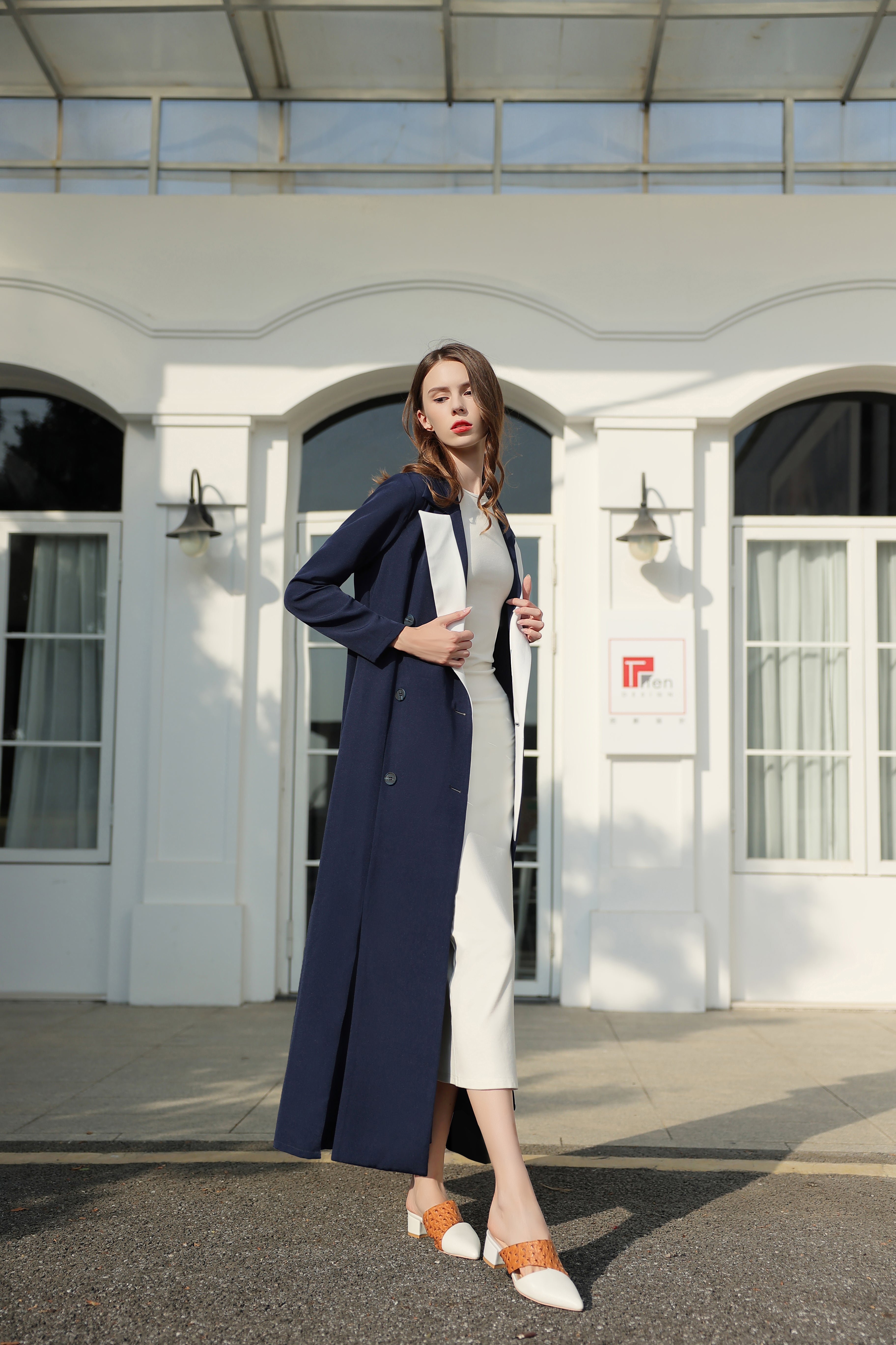 عباية بدلة باللون الكحلي وياقة بيضاء