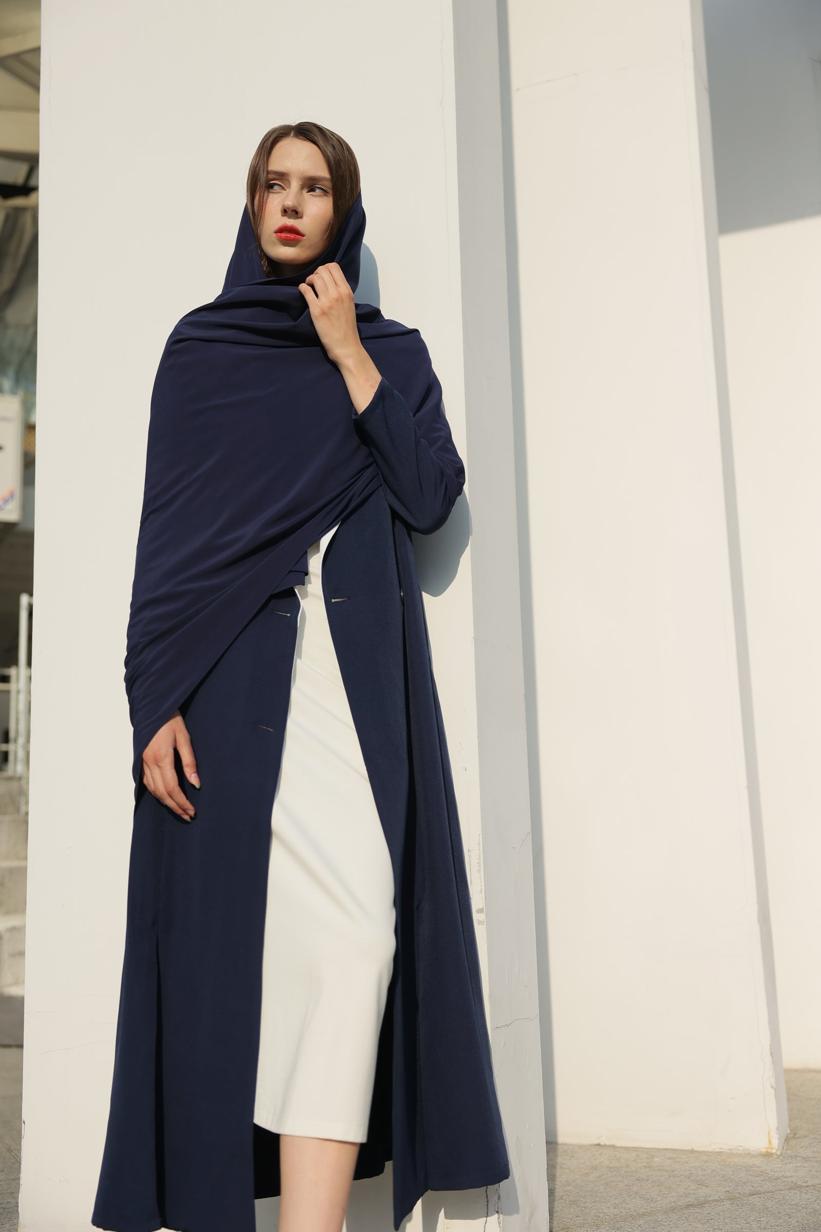 عباية بدلة باللون الكحلي وياقة بيضاء