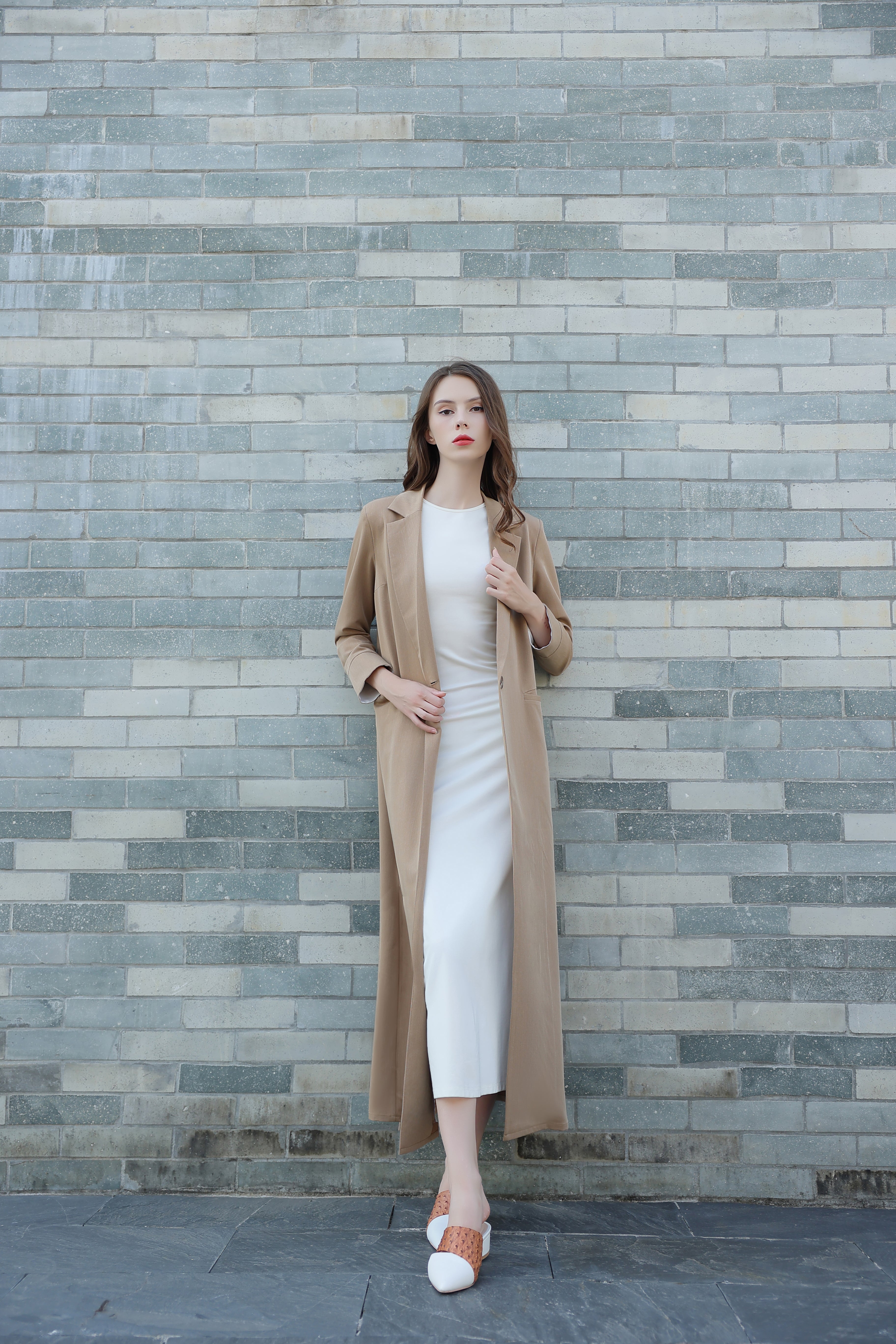 عباية بدلة كلاسكية باللون البيج