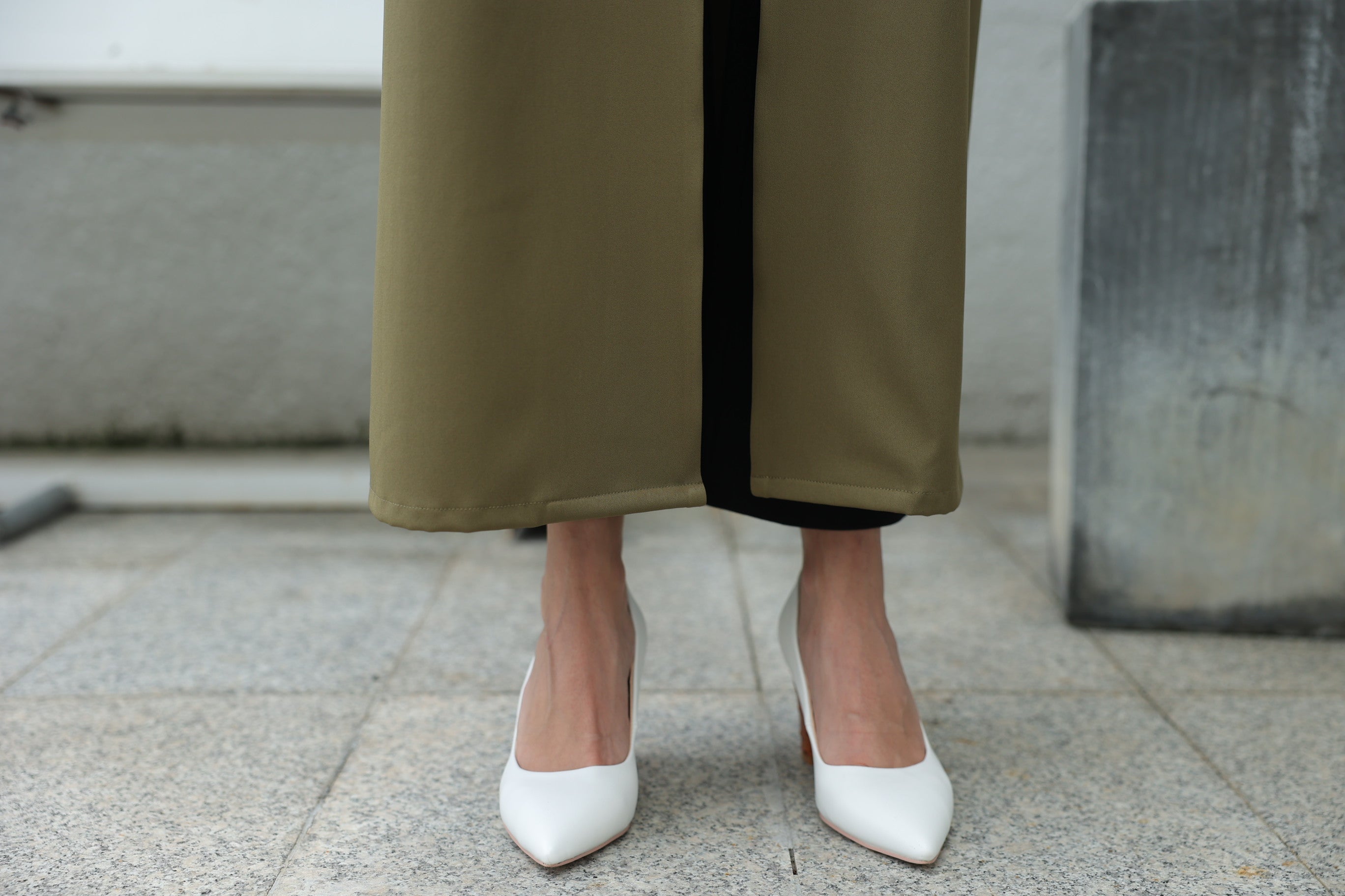 حذاء من جلد النعام الأبيض - كعب بني