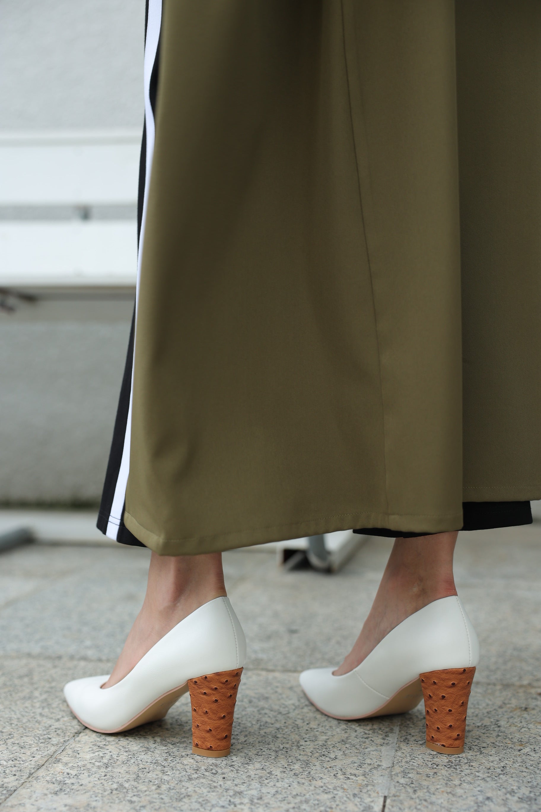 حذاء من جلد النعام الأبيض - كعب بني