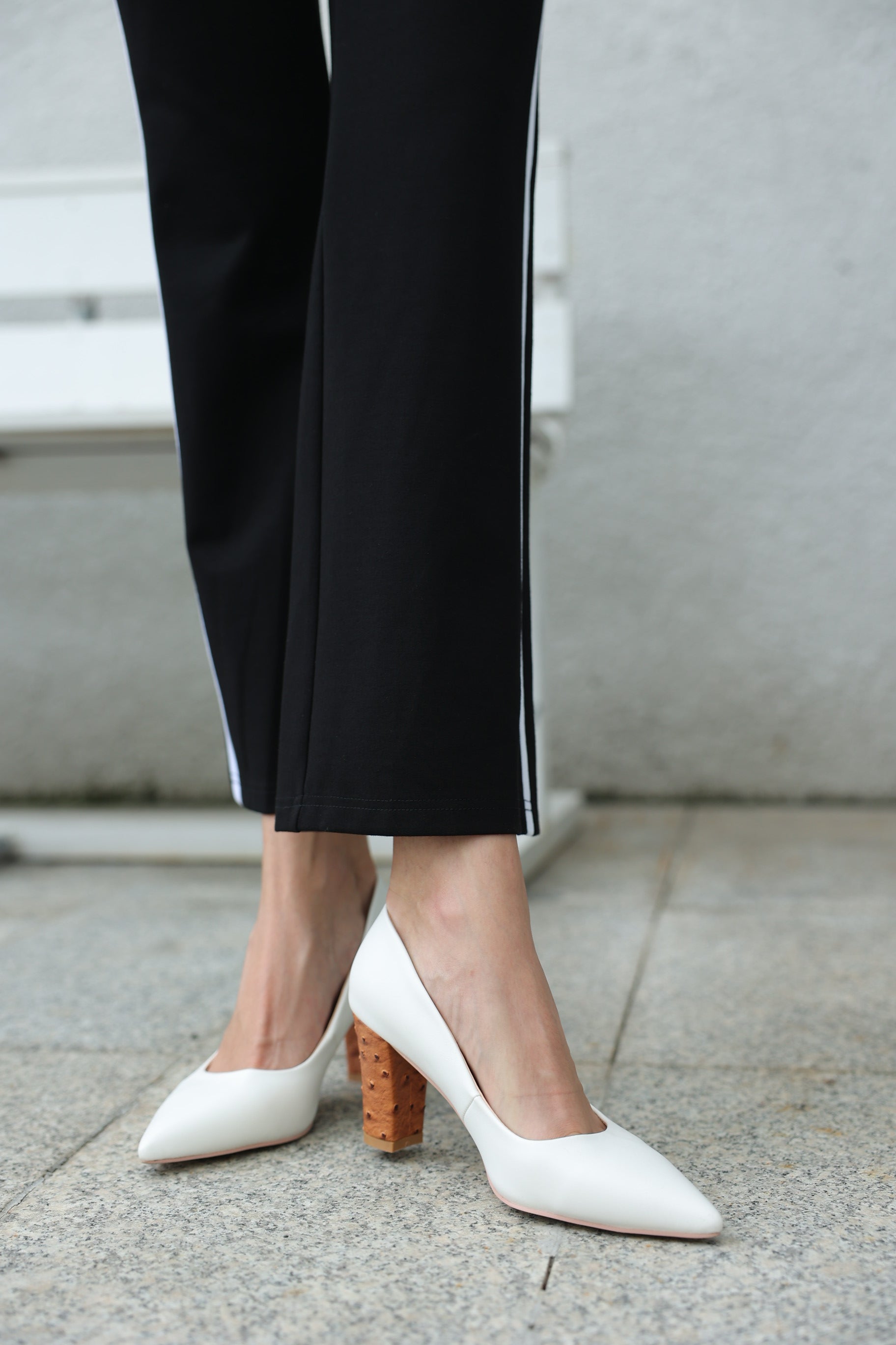 حذاء من جلد النعام الأبيض - كعب بني