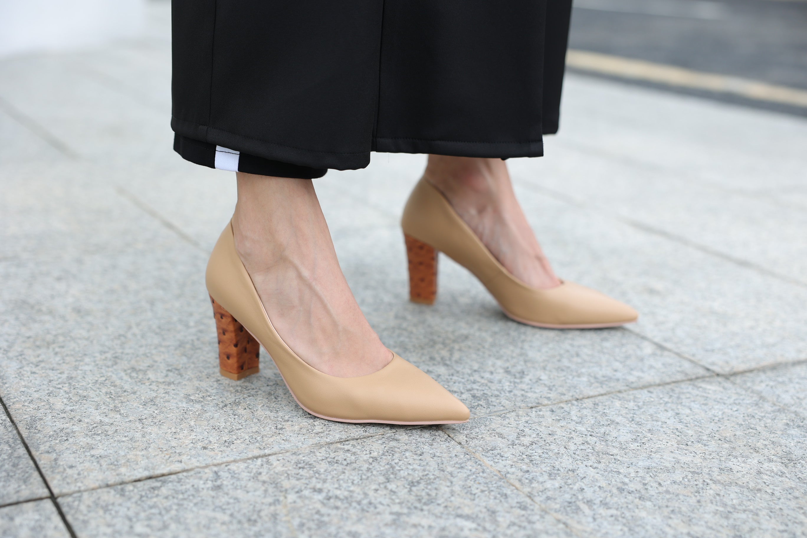 حذاء من جلد النعام البني - كعب بني