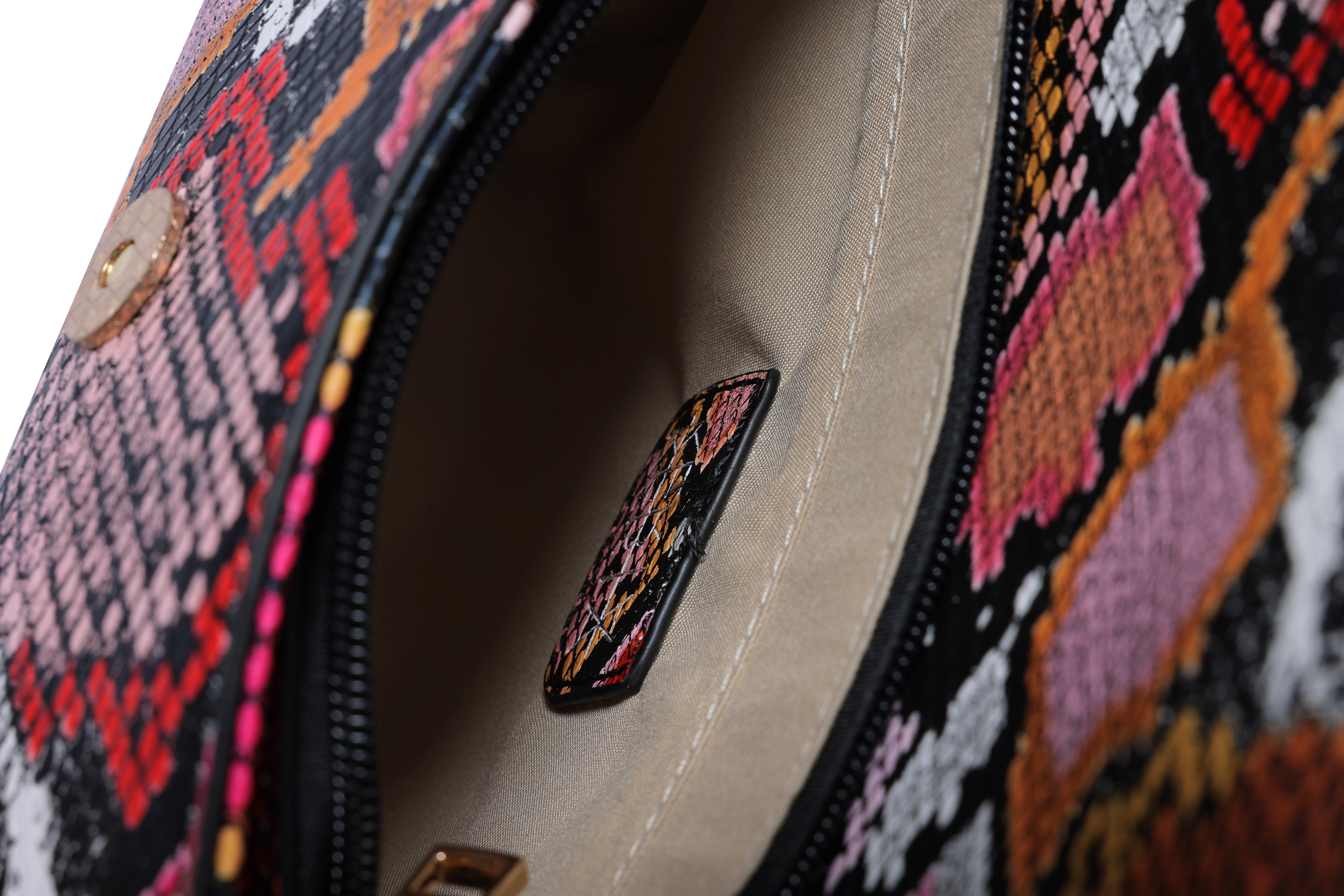 حقيبة يد صغيرة بحزام كروسبودي - باللون الزهري