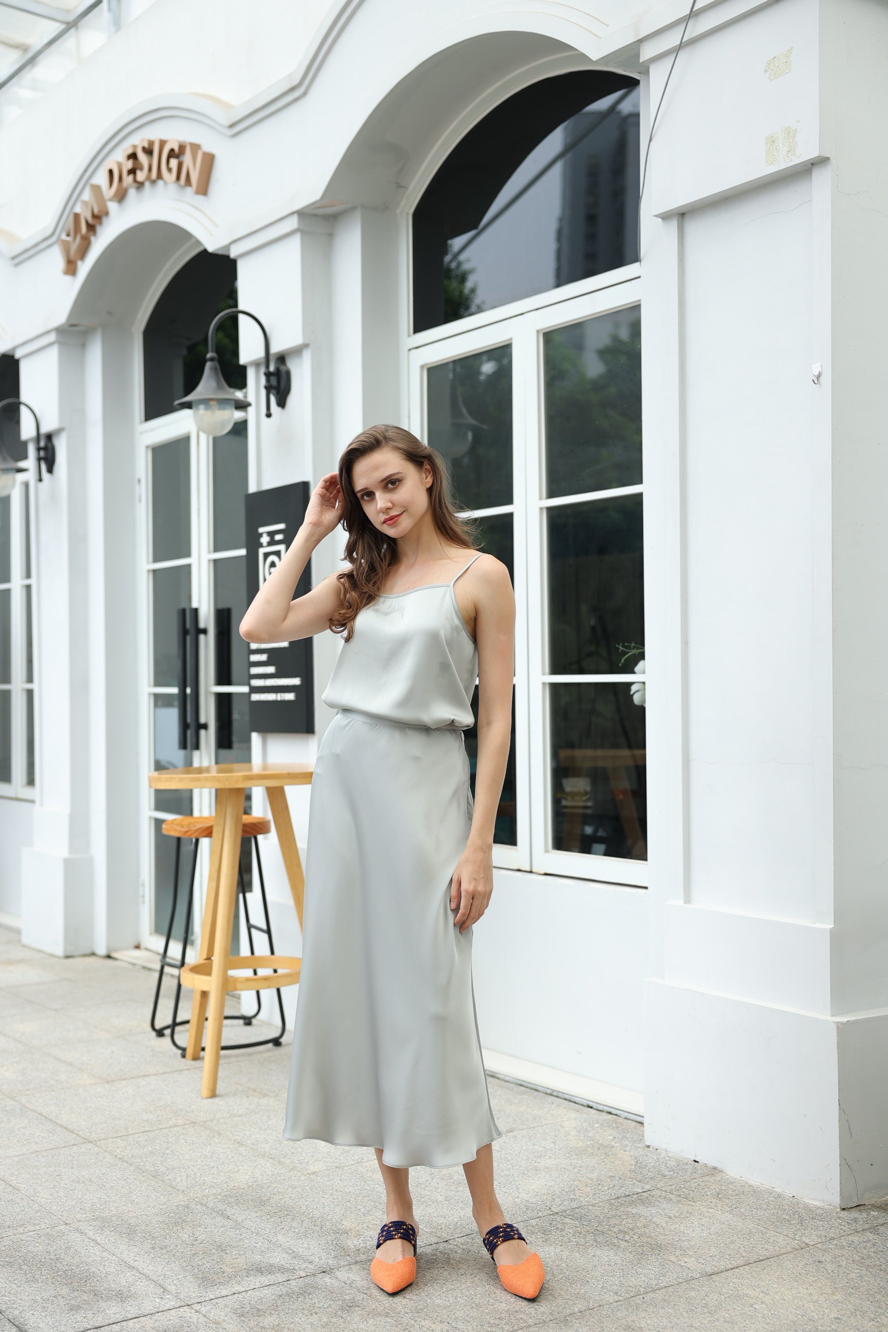 طقم بلوزة وتنورة حريري باللون الرمادي