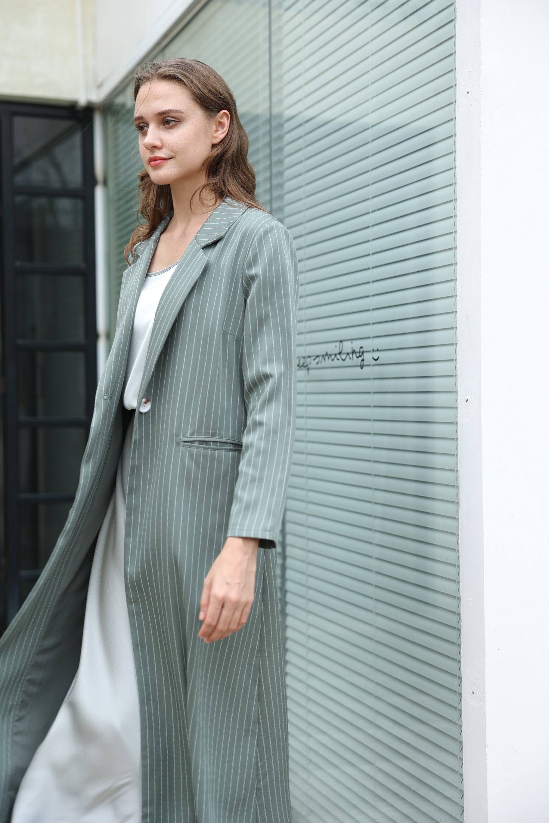 عباية كلاسيكية مخططة بالاخضر