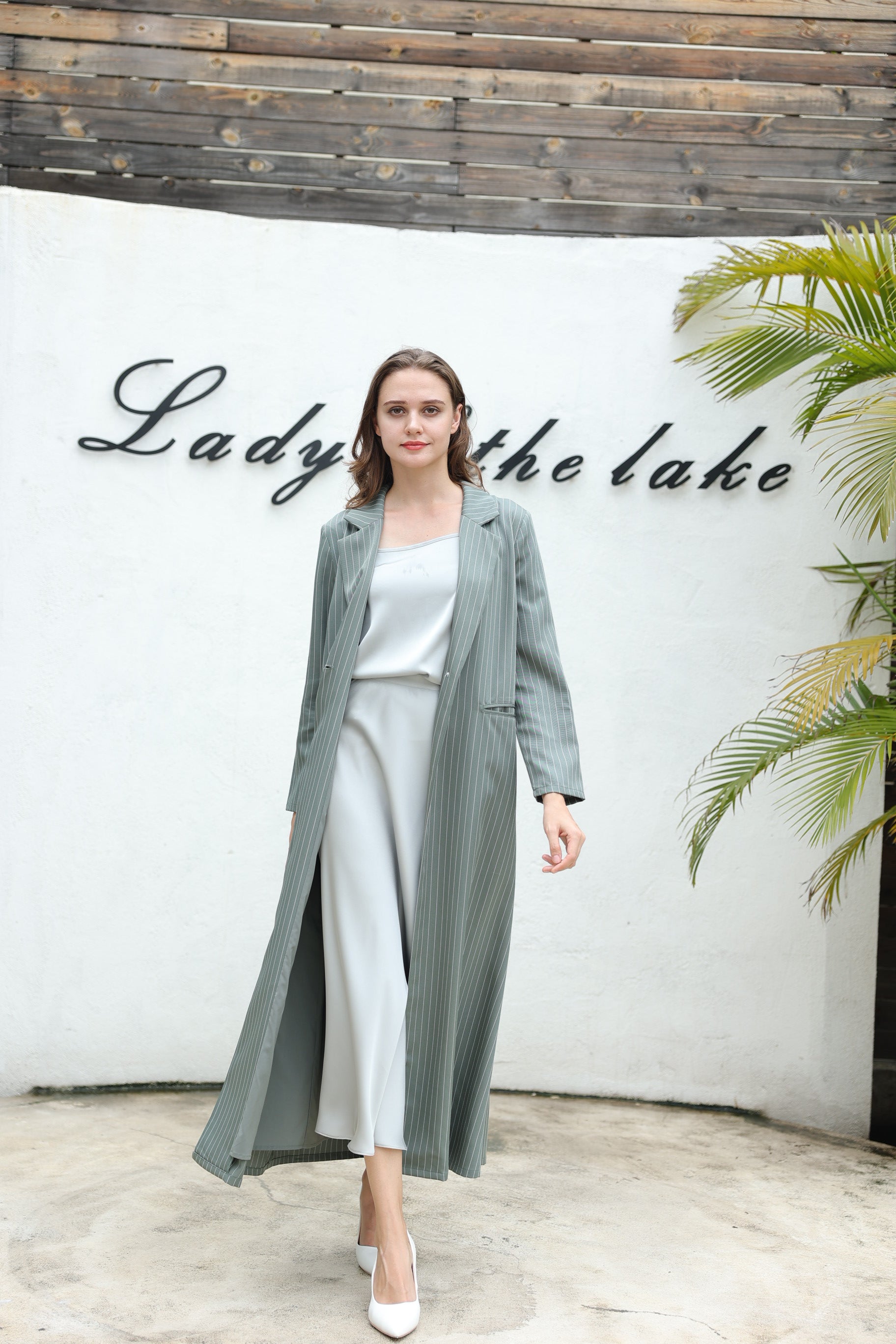 عباية كلاسيكية مخططة بالاخضر