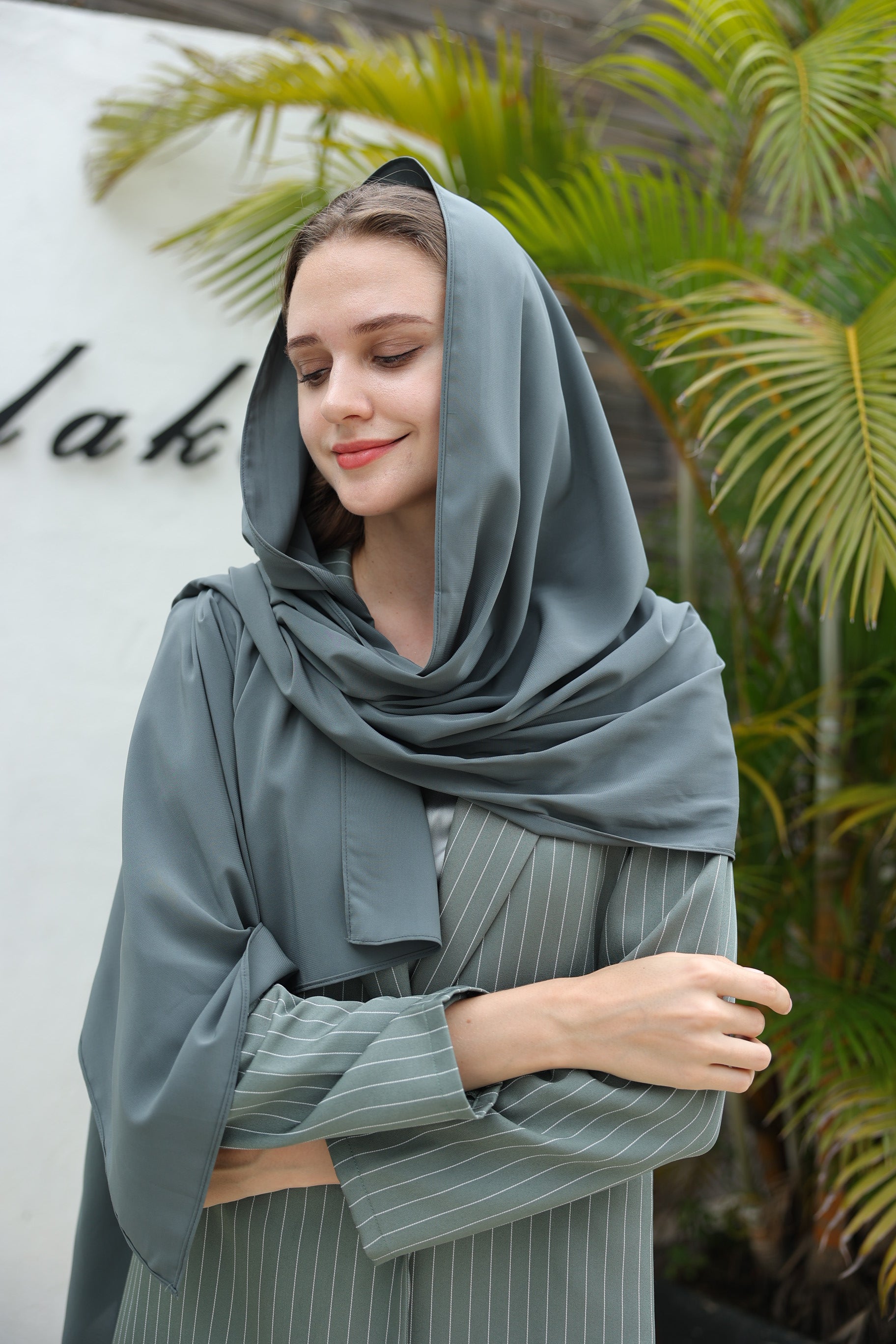 عباية كلاسيكية مخططة بالاخضر