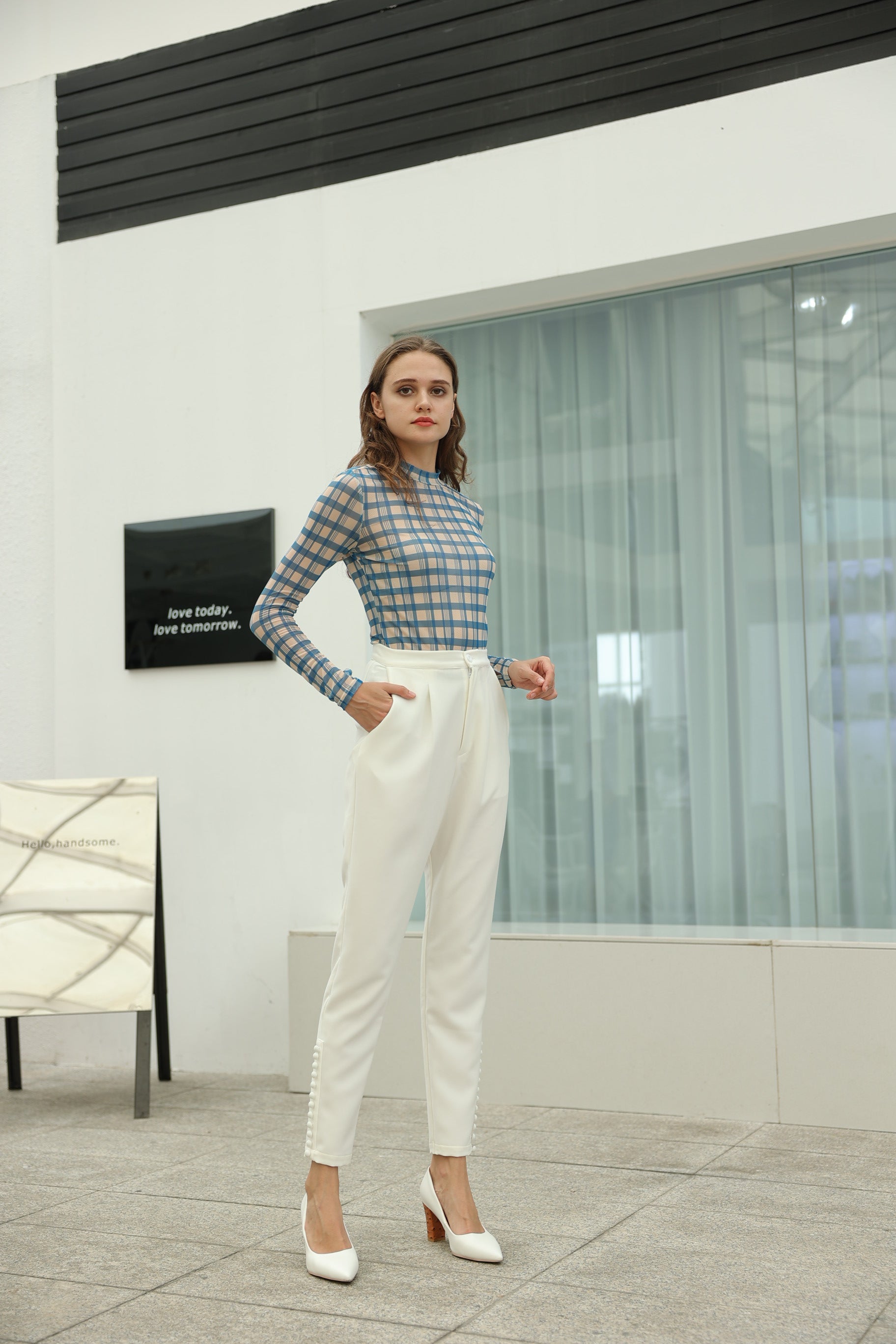 بنطلون أبيض بتفاصيل أزرار