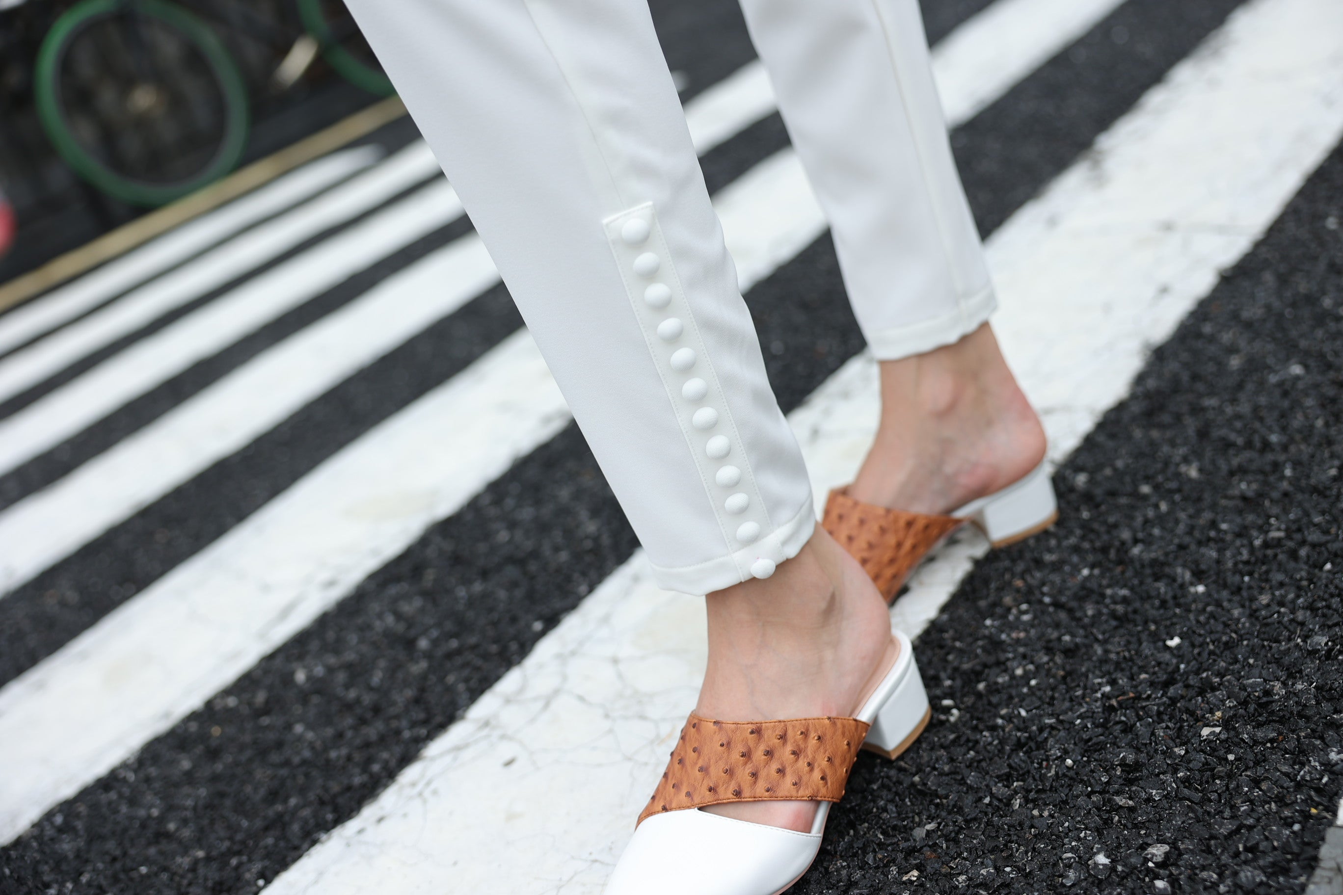 بنطلون أبيض بتفاصيل أزرار