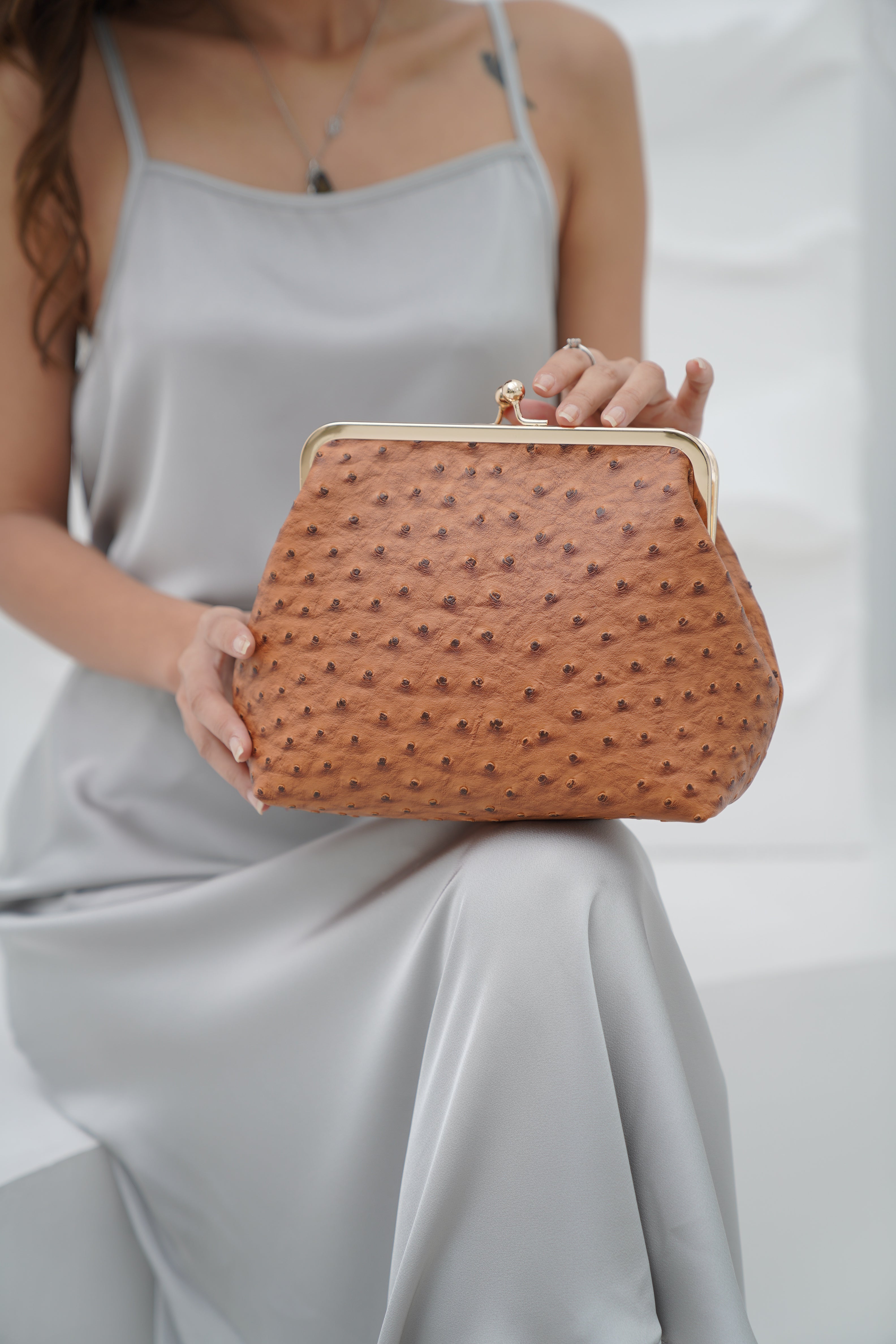 حقيبة كلاتش بقفل معدني - باللون البني