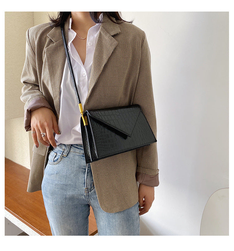 حقيبة من جلد التمساح مع تفاصيل ذهبية - باللون الأسود