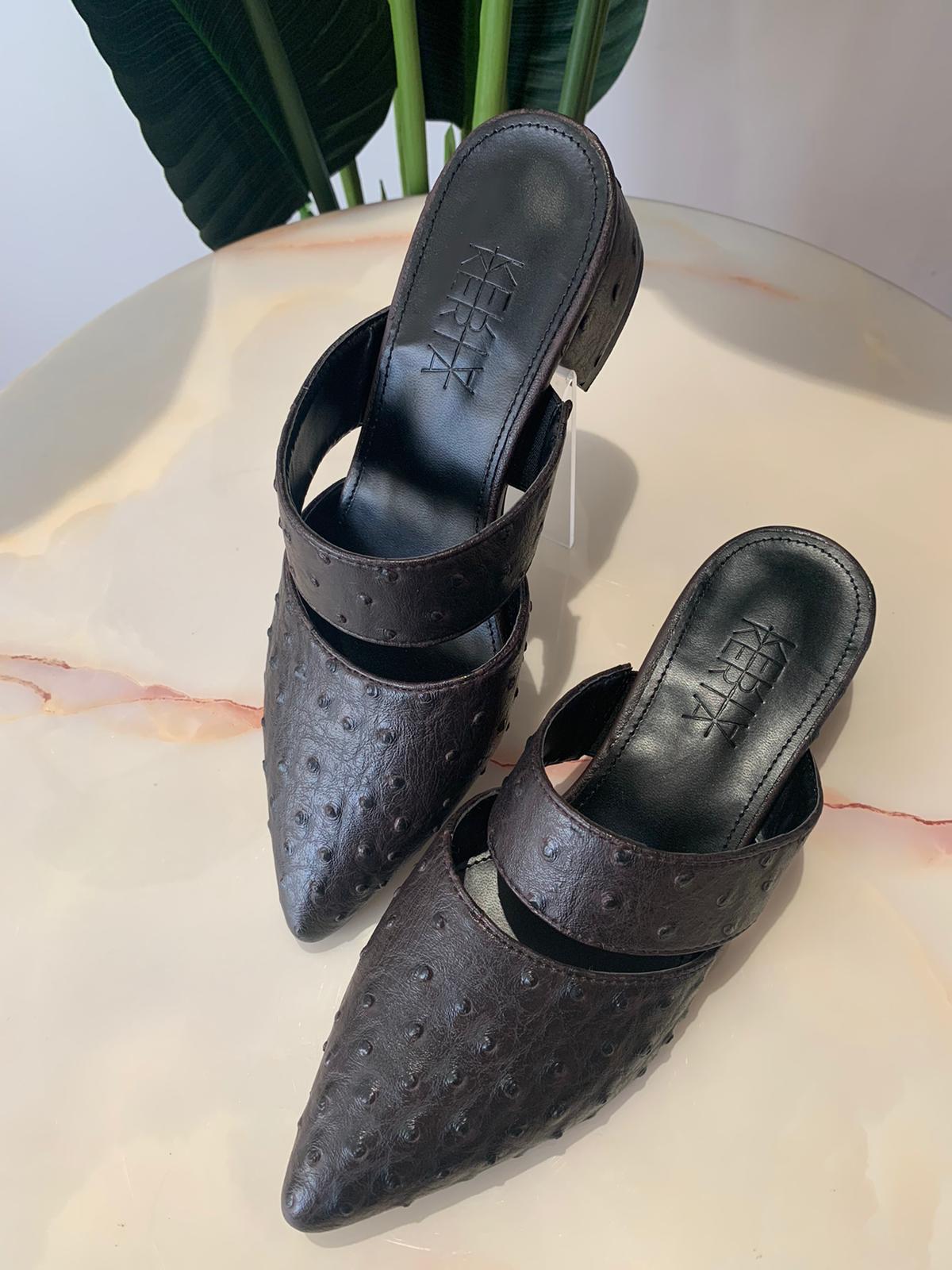 حذاء جلد نعام بحزام مزدوج سهل الإرتداء - بني غامق