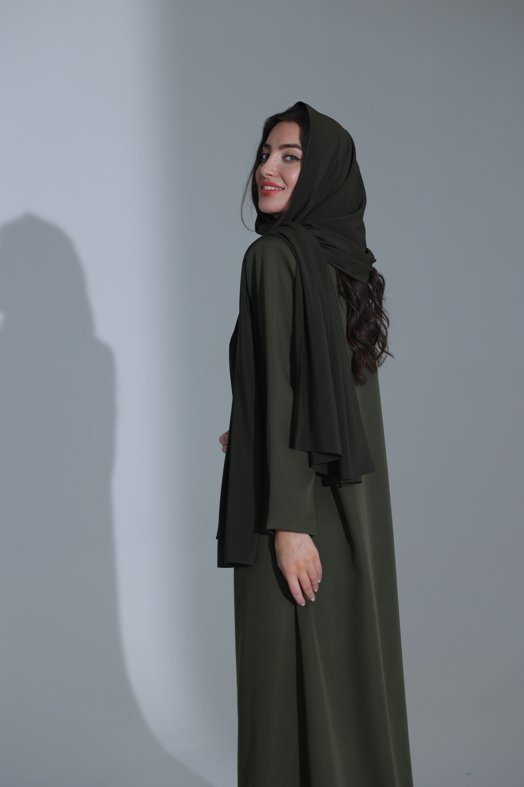 عباية زيتي بزر واحد مع وسادة كتف