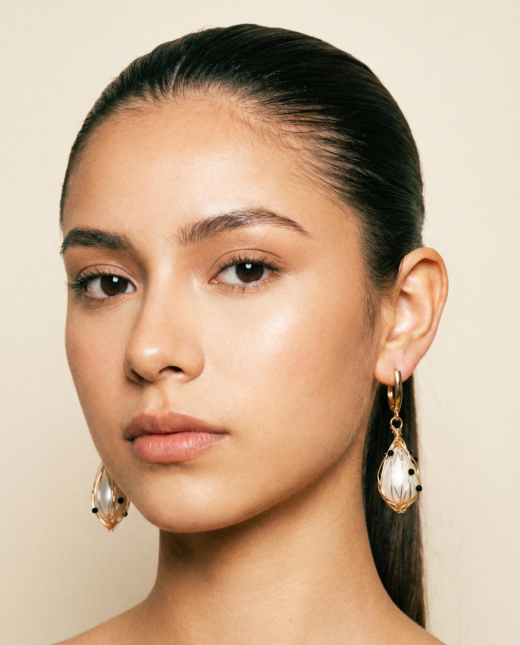 Wire wrapped pearl earrings in Black