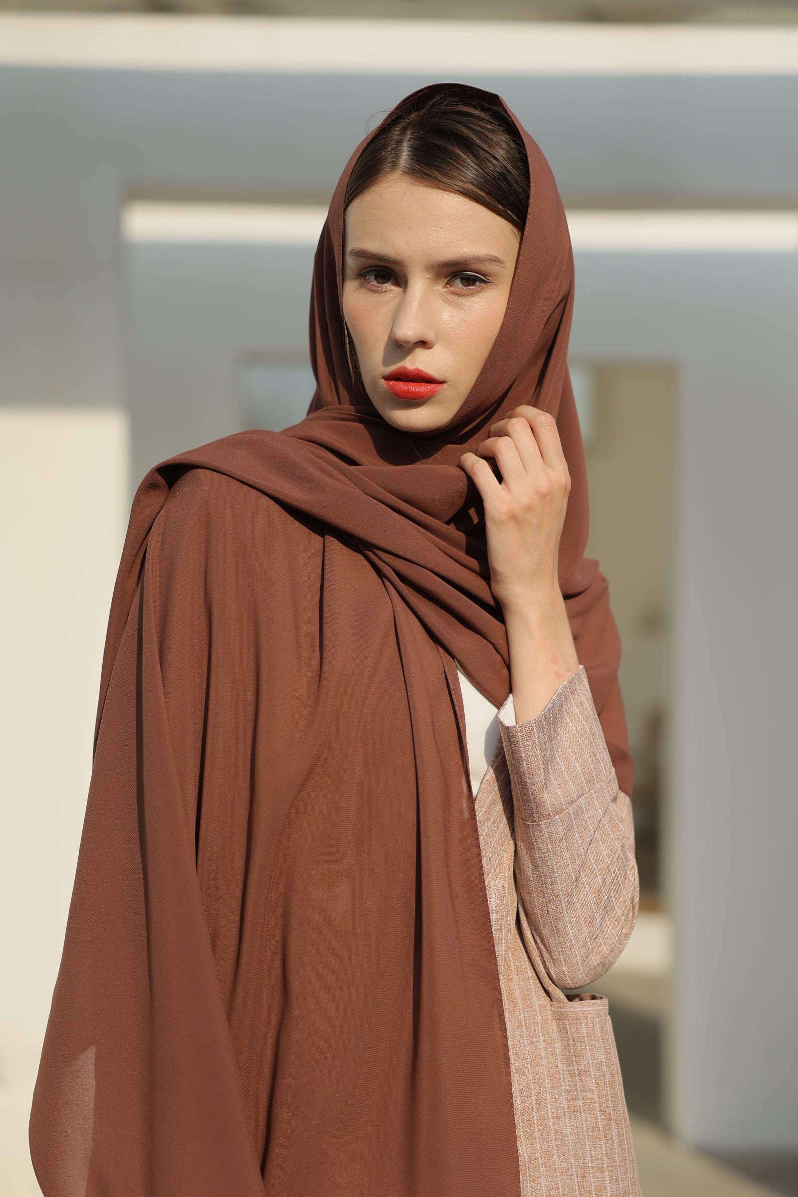 عباية كلاسيكية مخططة باللون البني