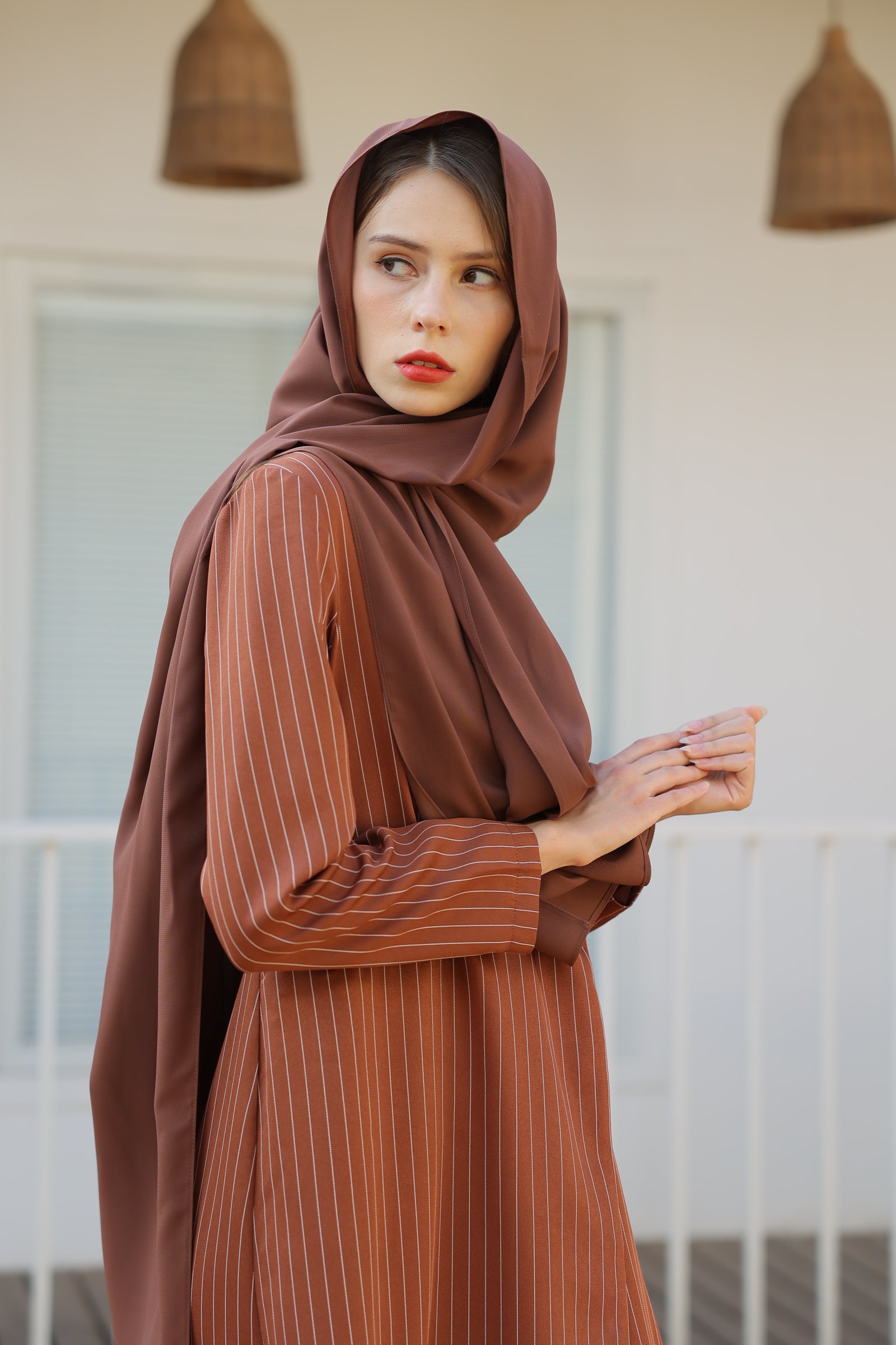 عباية كلاسيكية مخططة باللون البني
